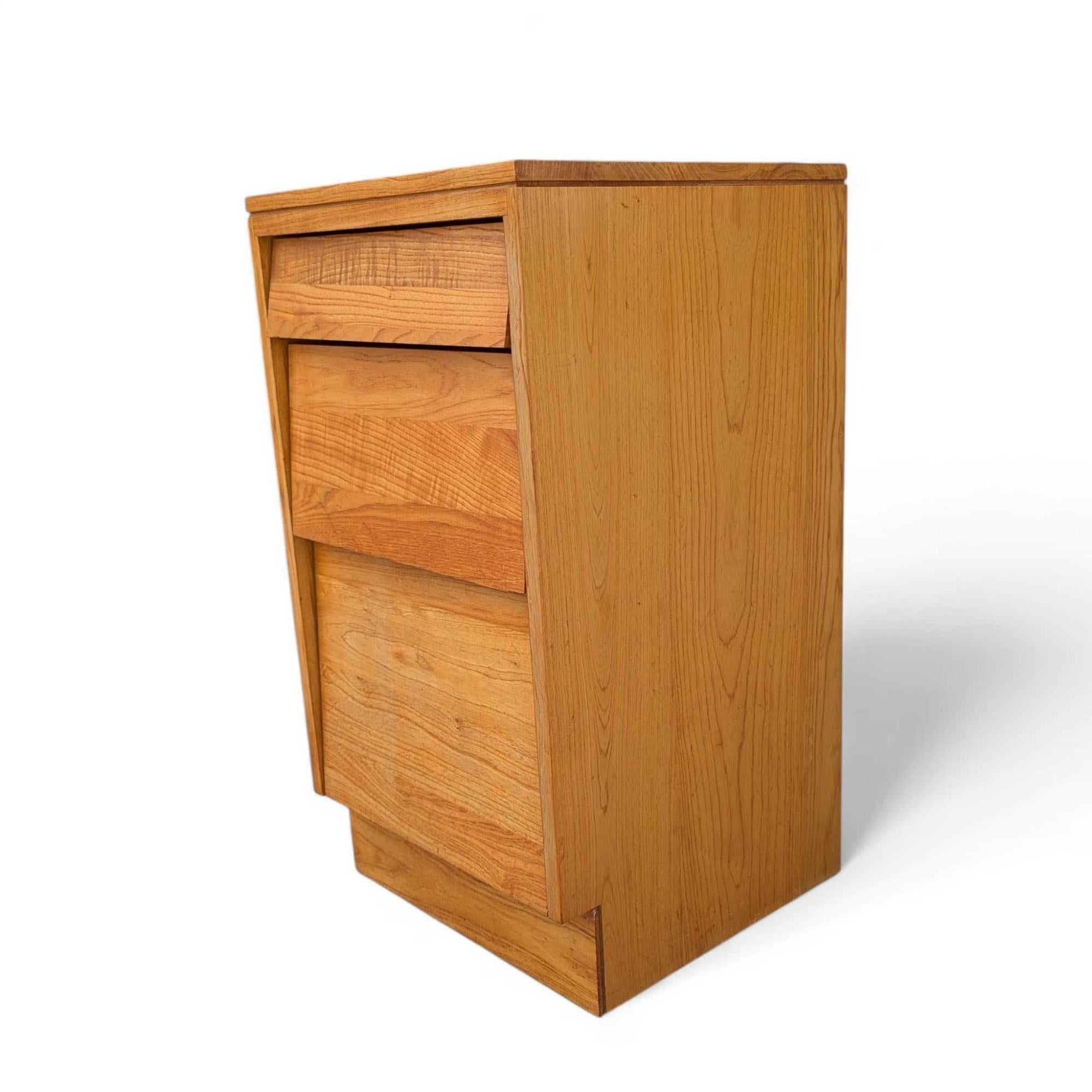 Table de nuit à trois tiroirs en bois massif de style moderne du milieu du siècle par Woodland Furniture en vente 7