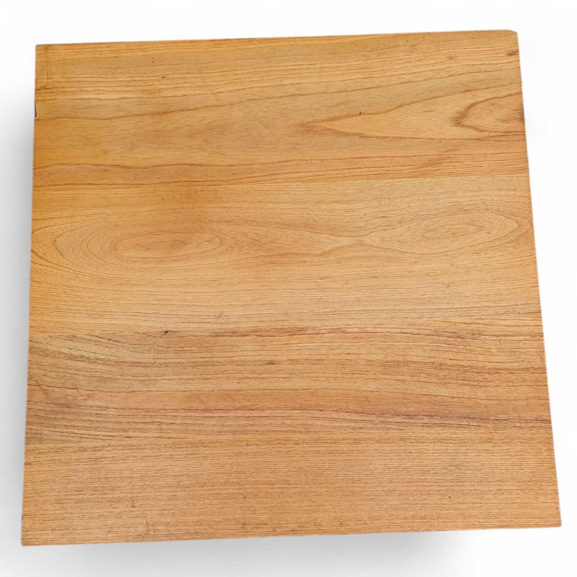 Table de nuit à trois tiroirs en bois massif de style moderne du milieu du siècle par Woodland Furniture en vente 8
