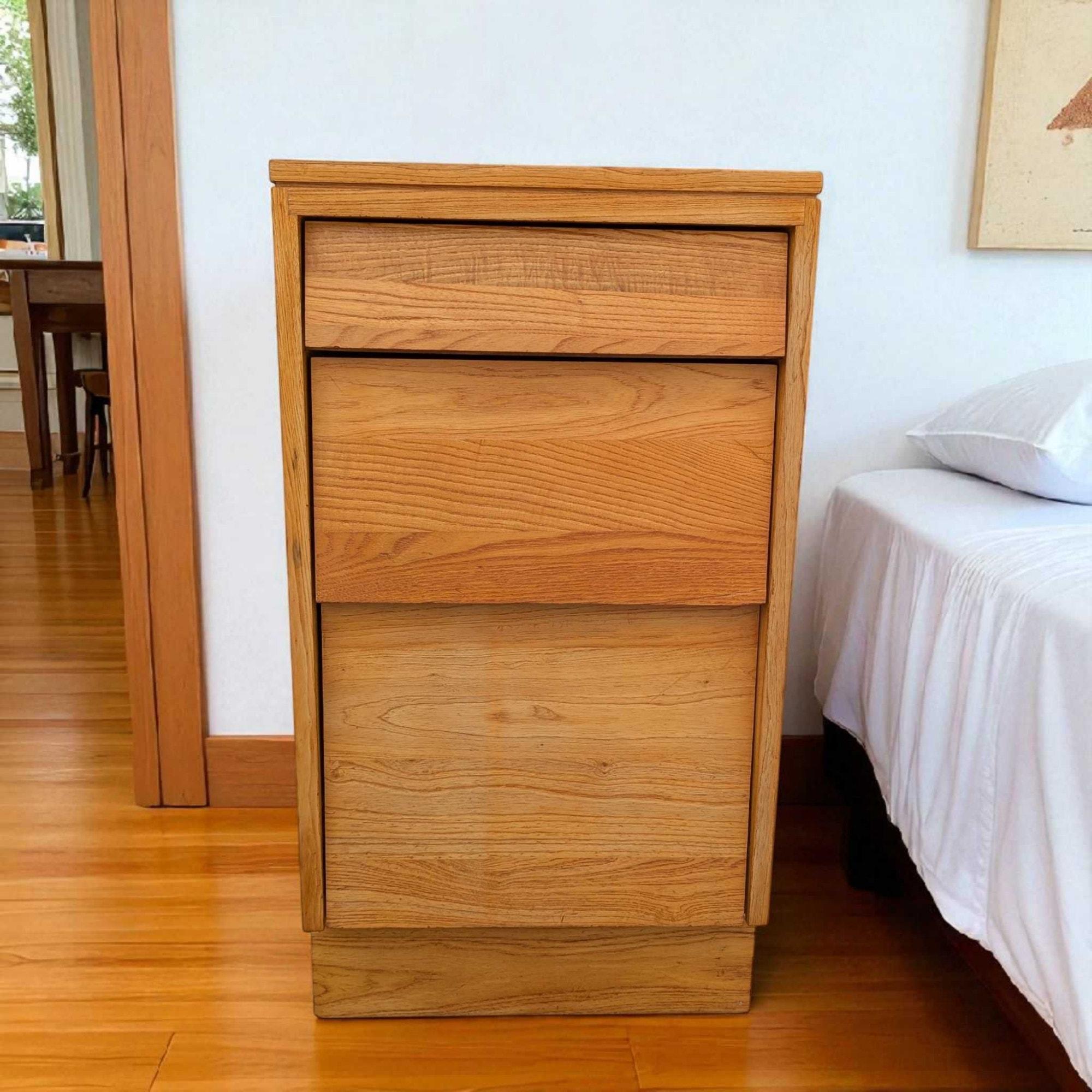 Table de nuit à trois tiroirs en bois massif de style moderne du milieu du siècle par Woodland Furniture en vente 9