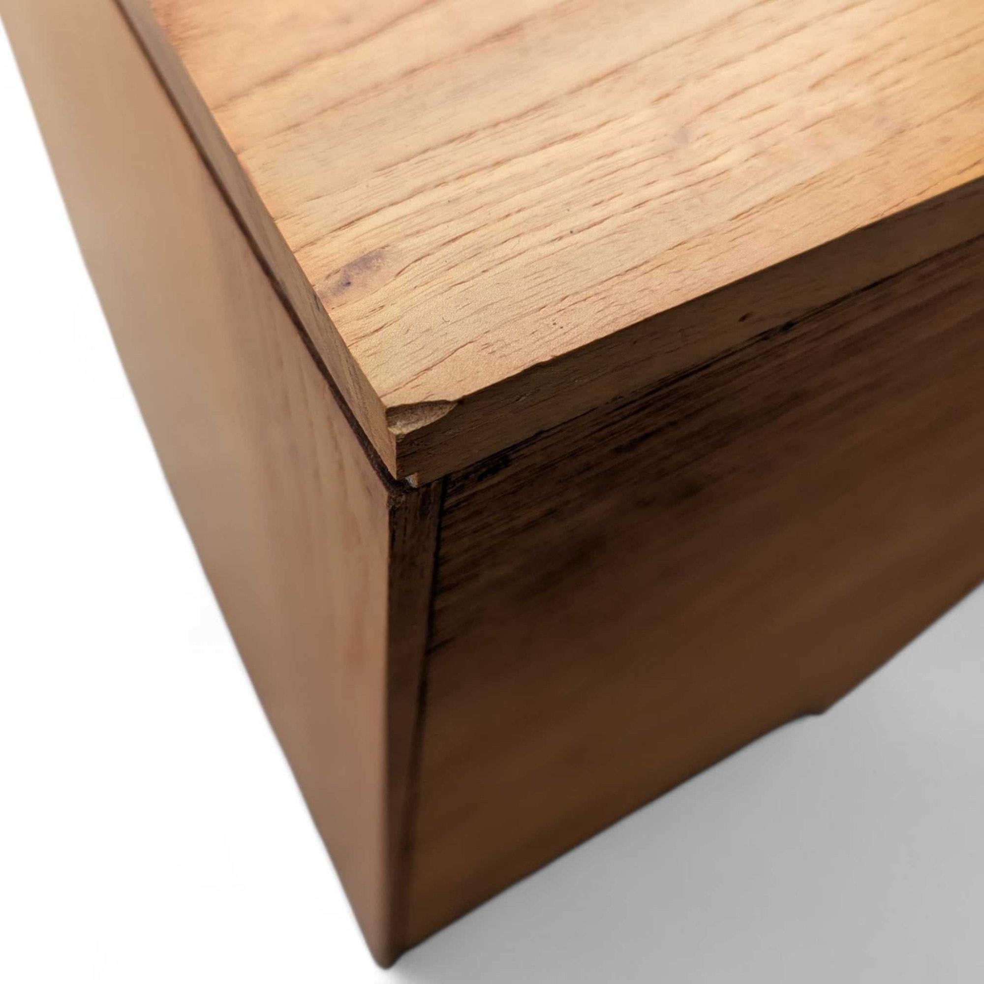 Table de nuit à trois tiroirs en bois massif de style moderne du milieu du siècle par Woodland Furniture en vente 10