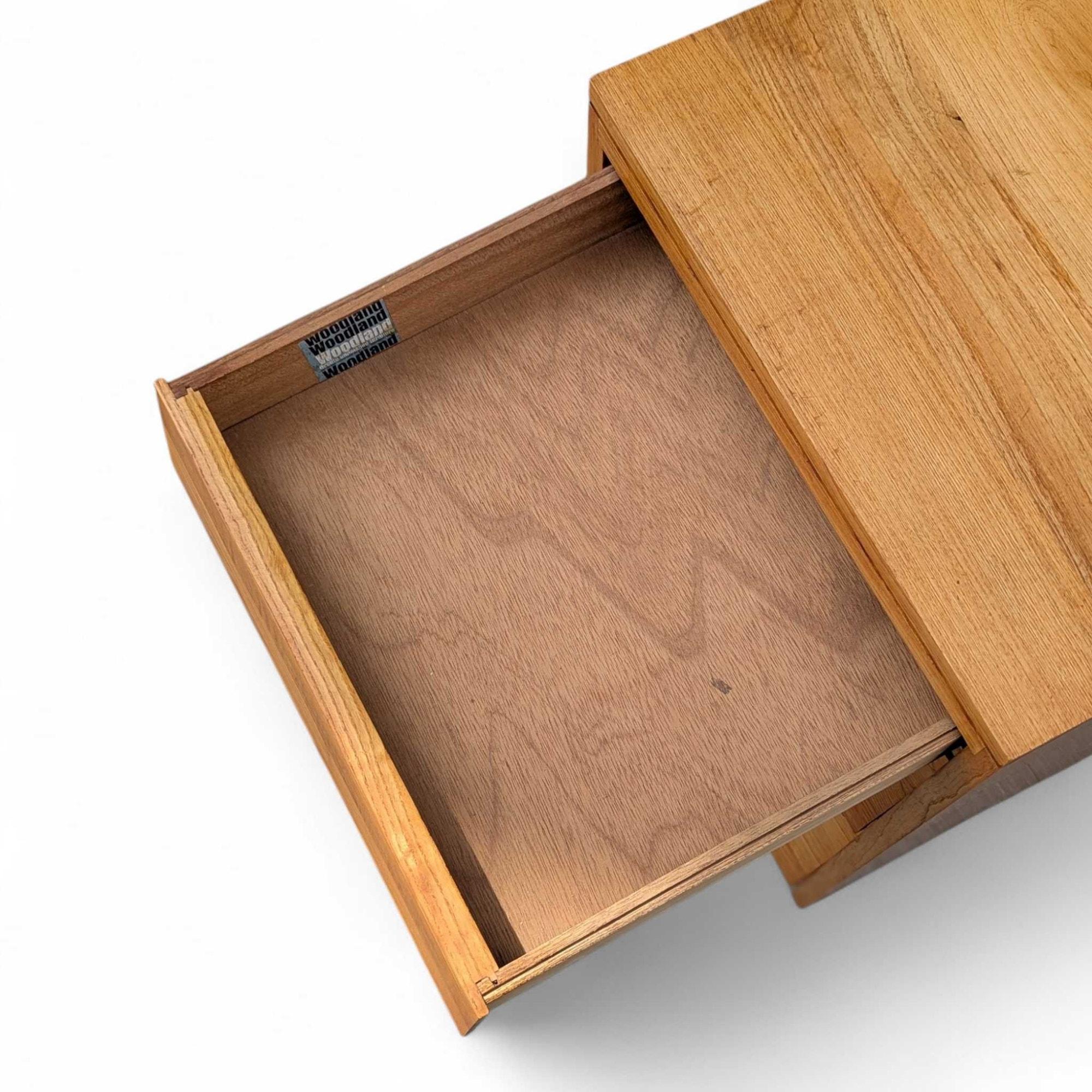 Table de nuit à trois tiroirs en bois massif de style moderne du milieu du siècle par Woodland Furniture en vente 11