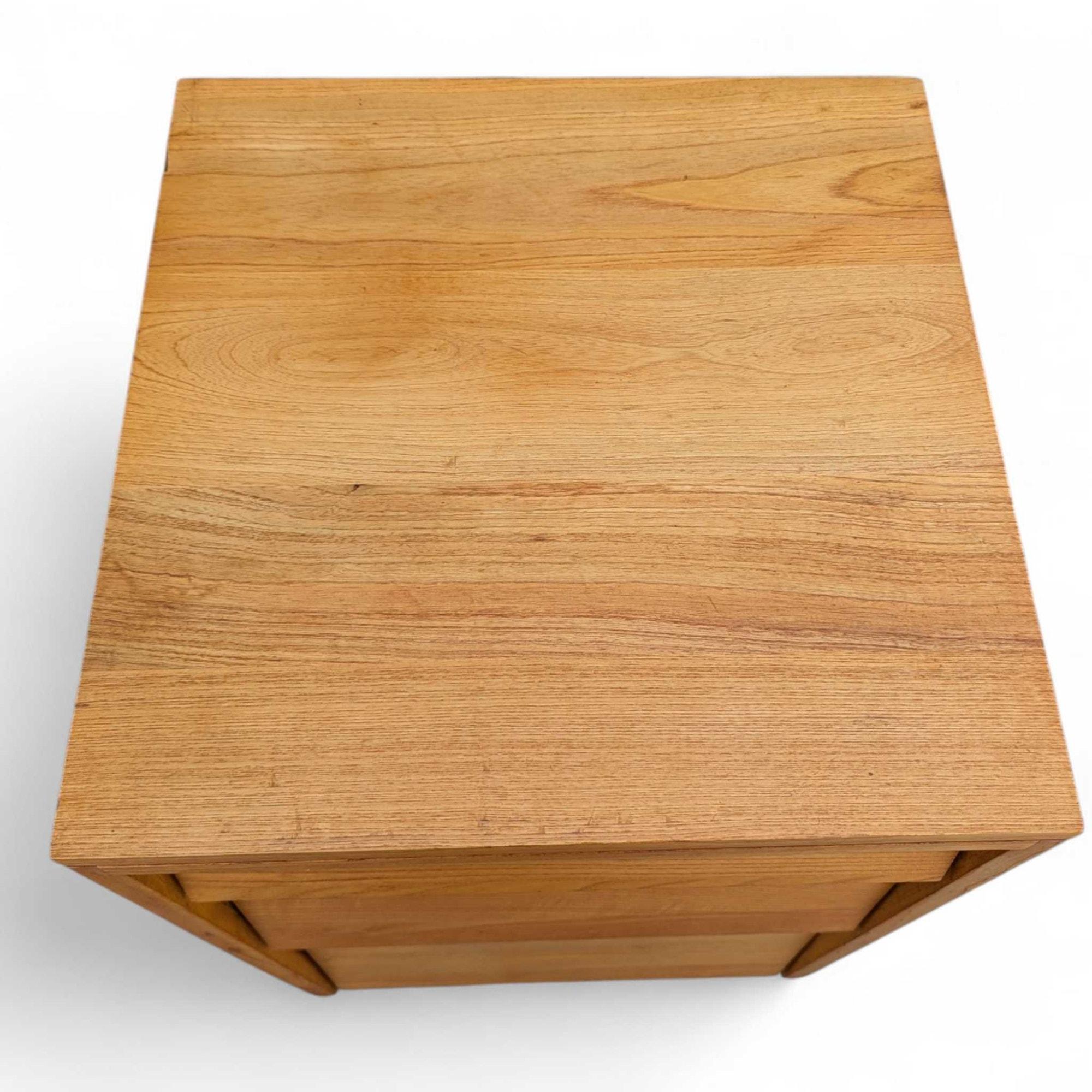Mid-Century Modern Table de nuit à trois tiroirs en bois massif de style moderne du milieu du siècle par Woodland Furniture en vente