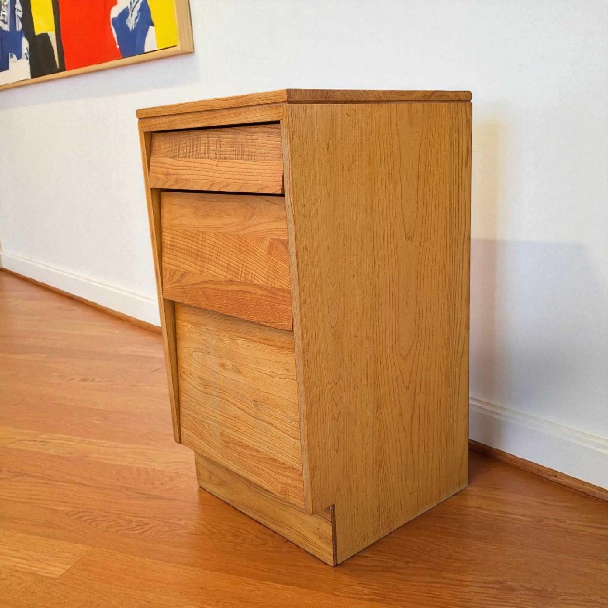 Américain Table de nuit à trois tiroirs en bois massif de style moderne du milieu du siècle par Woodland Furniture en vente