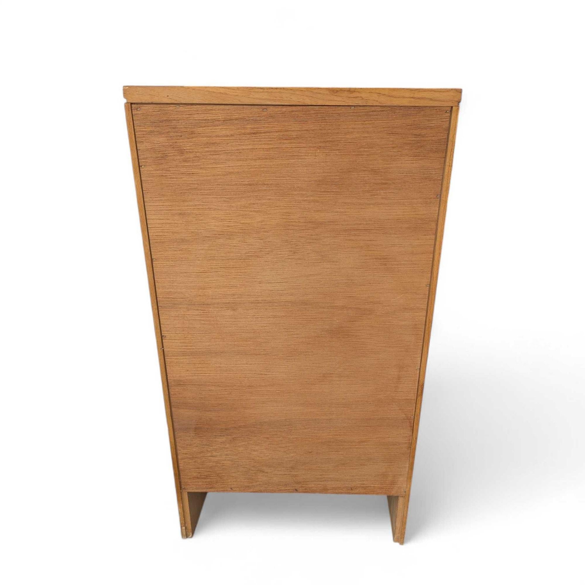 Menuiserie Table de nuit à trois tiroirs en bois massif de style moderne du milieu du siècle par Woodland Furniture en vente