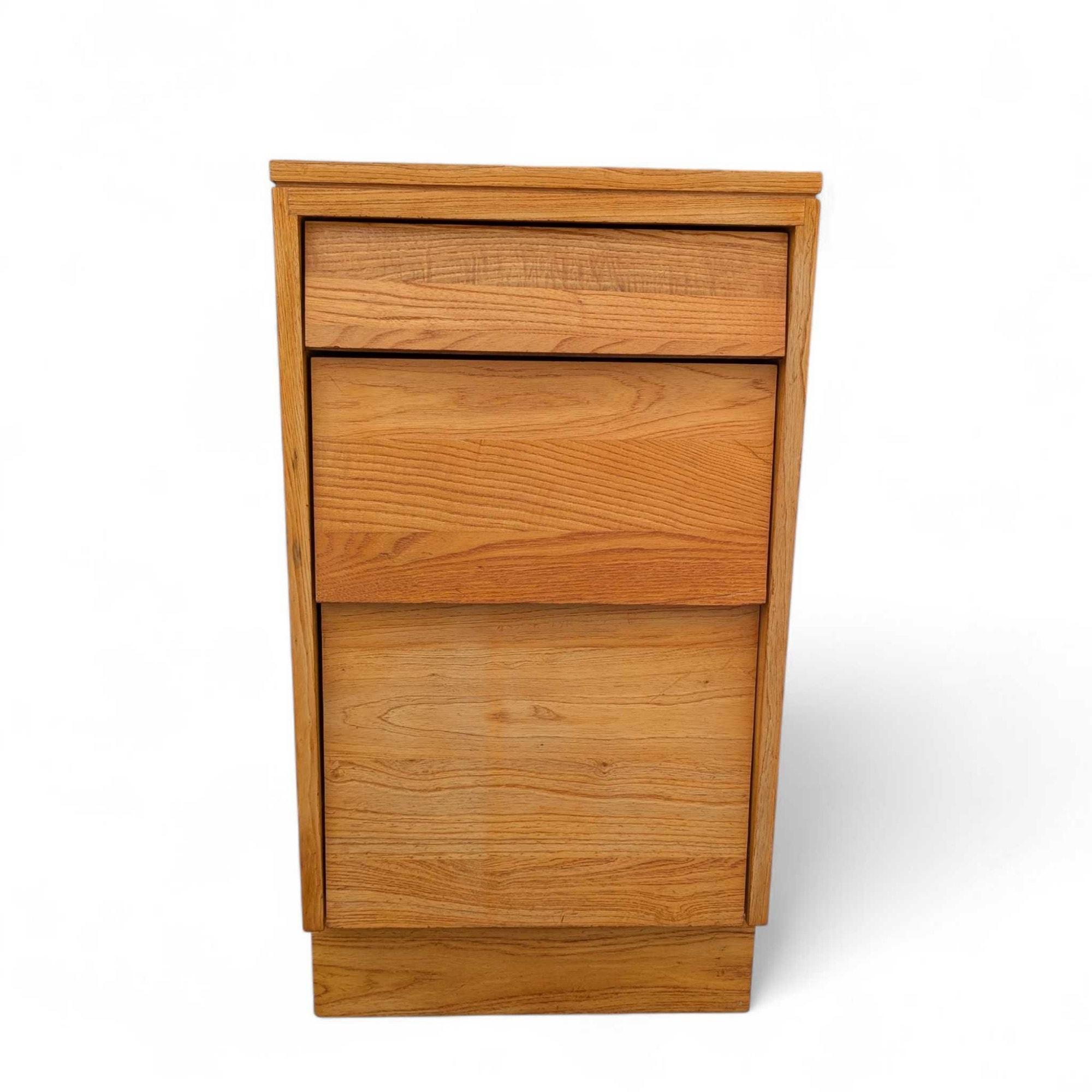 Table de nuit à trois tiroirs en bois massif de style moderne du milieu du siècle par Woodland Furniture Bon état - En vente à Rancho Cucamonga, CA