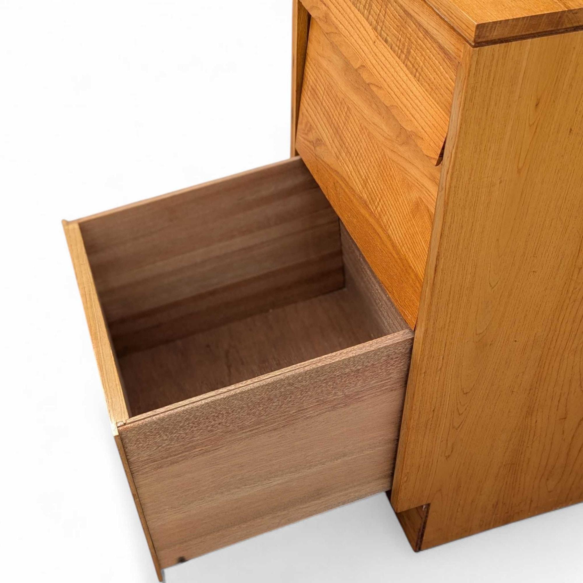 20ième siècle Table de nuit à trois tiroirs en bois massif de style moderne du milieu du siècle par Woodland Furniture en vente