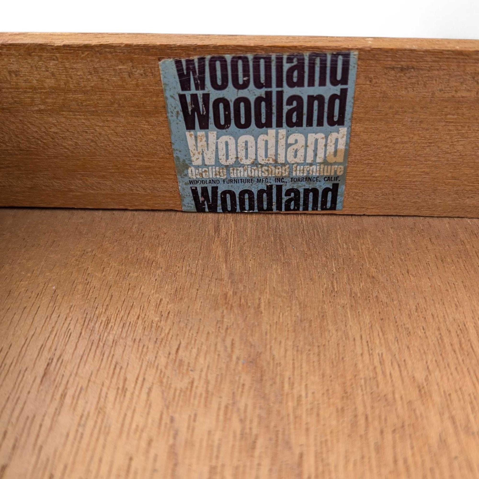 Bois Table de nuit à trois tiroirs en bois massif de style moderne du milieu du siècle par Woodland Furniture en vente