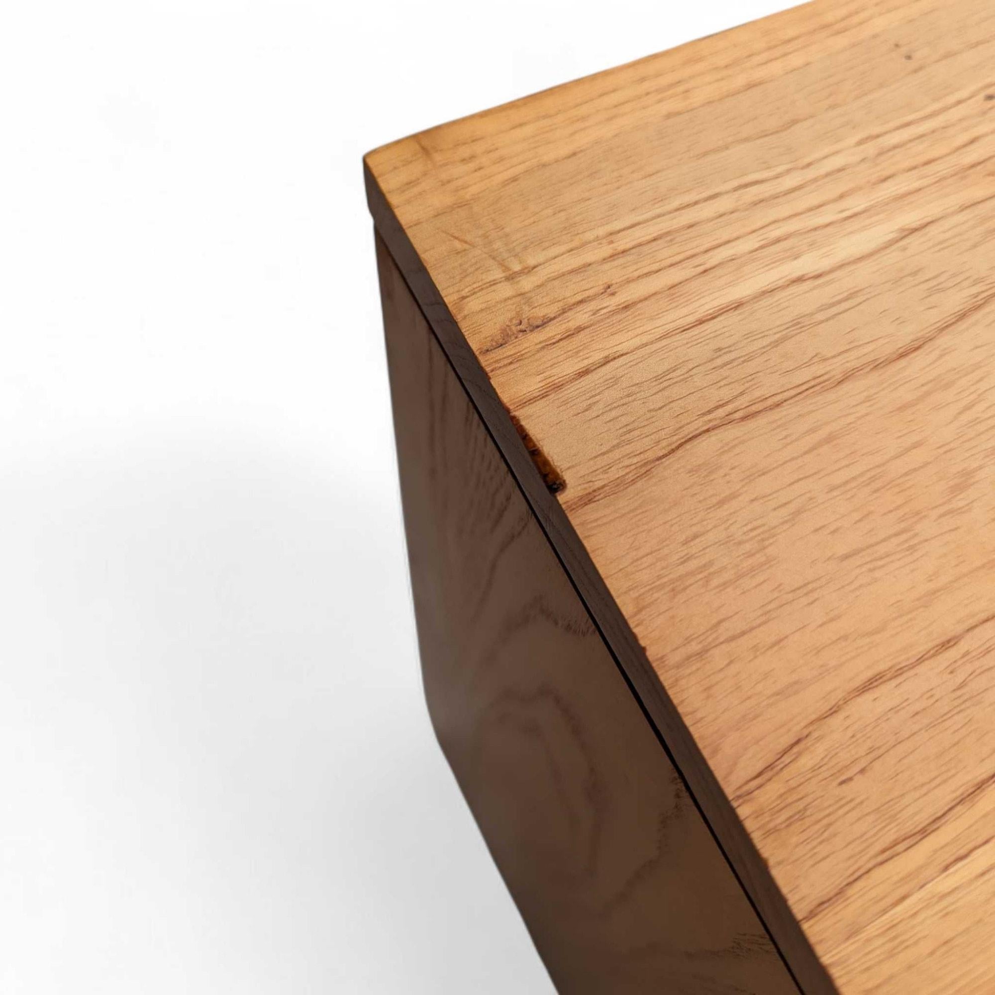 Table de nuit à trois tiroirs en bois massif de style moderne du milieu du siècle par Woodland Furniture en vente 1