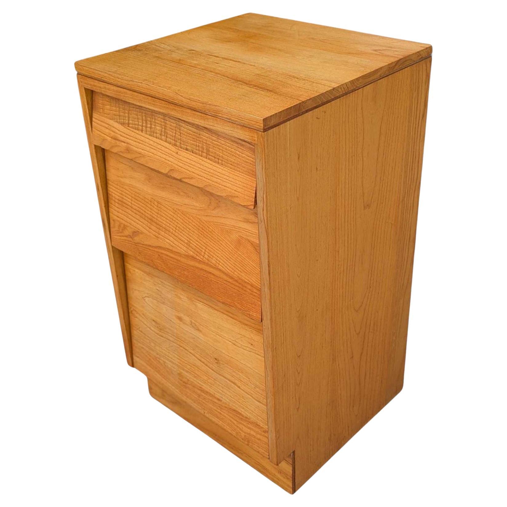 Comodino a tre cassetti in legno massello di Woodland Furniture, stile Mid-Century Modern