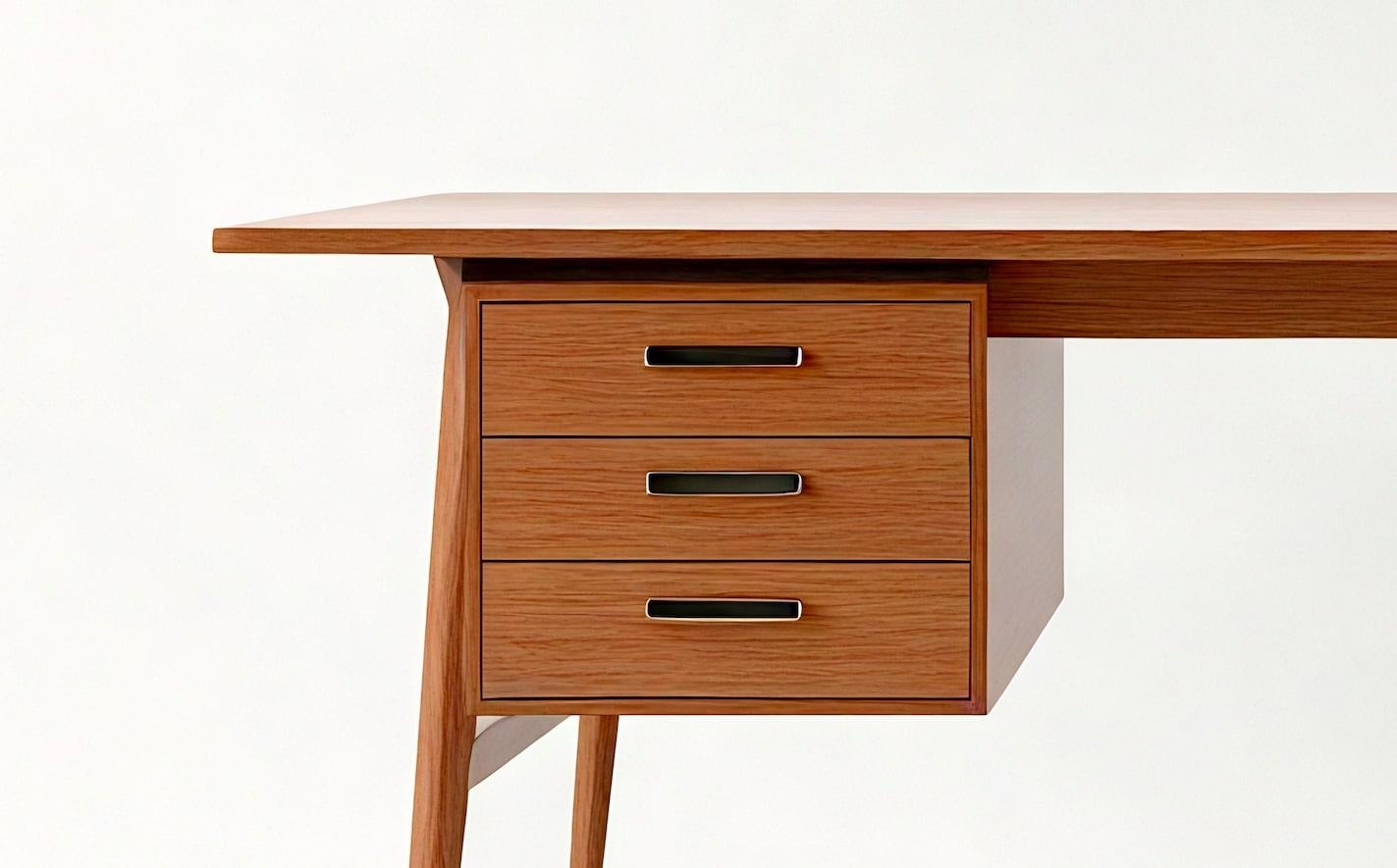 Mid-Century moderno Scrivania moderna di metà secolo in legno massiccio - Realizzata a mano da Artisanal in vendita