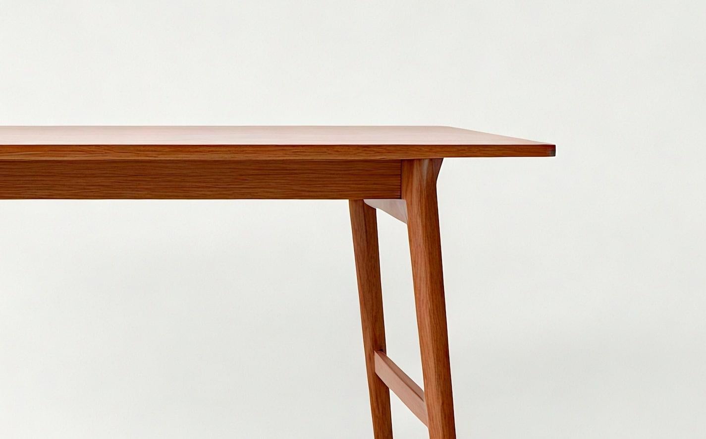 Indiano Scrivania moderna di metà secolo in legno massiccio - Realizzata a mano da Artisanal in vendita