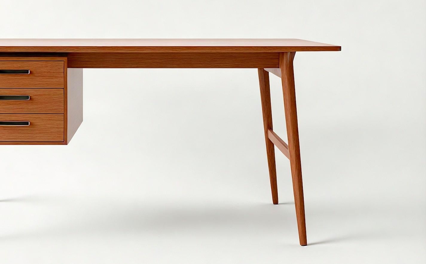 Scrivania moderna di metà secolo in legno massiccio - Realizzata a mano da Artisanal In condizioni Nuovo in vendita a New York, NY