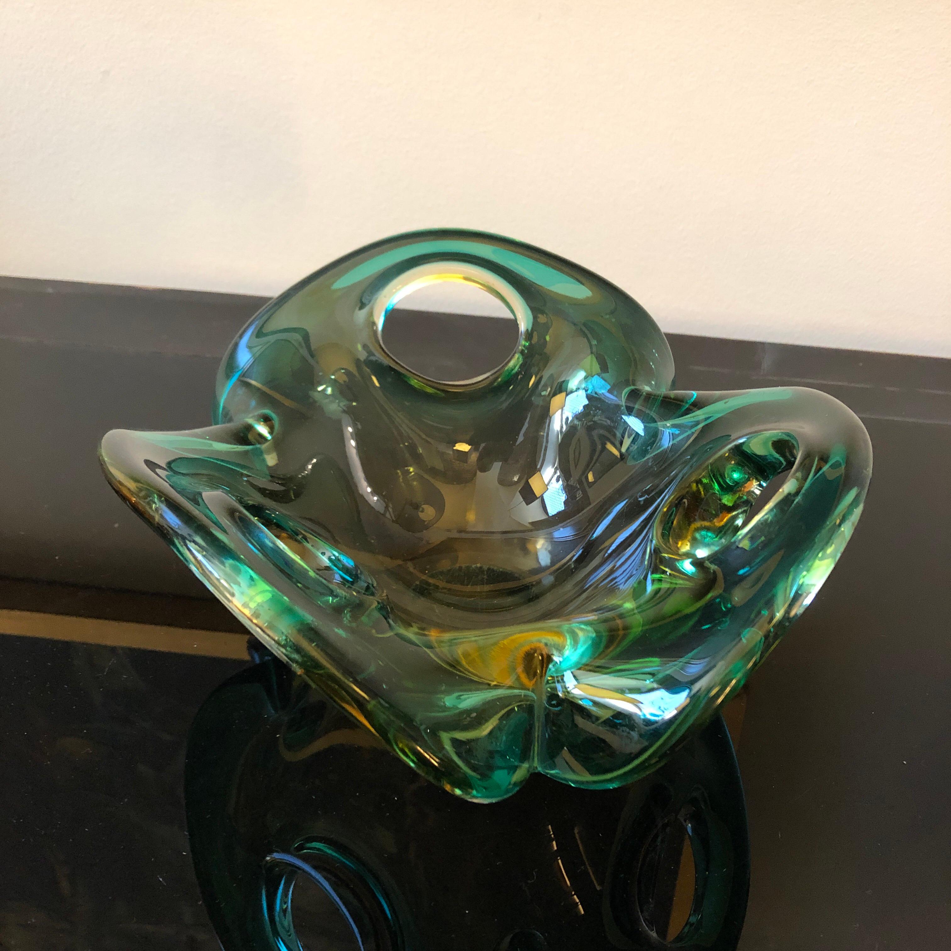 Die Murano-Glasschale von Seguso aus den 1970er Jahren ist ein beeindruckendes Beispiel für italienische Glasmacherkunst und die ikonische Sommerso-Technik. Diese von der renommierten Glasmanufaktur Seguso entworfene Schale fängt mit ihren