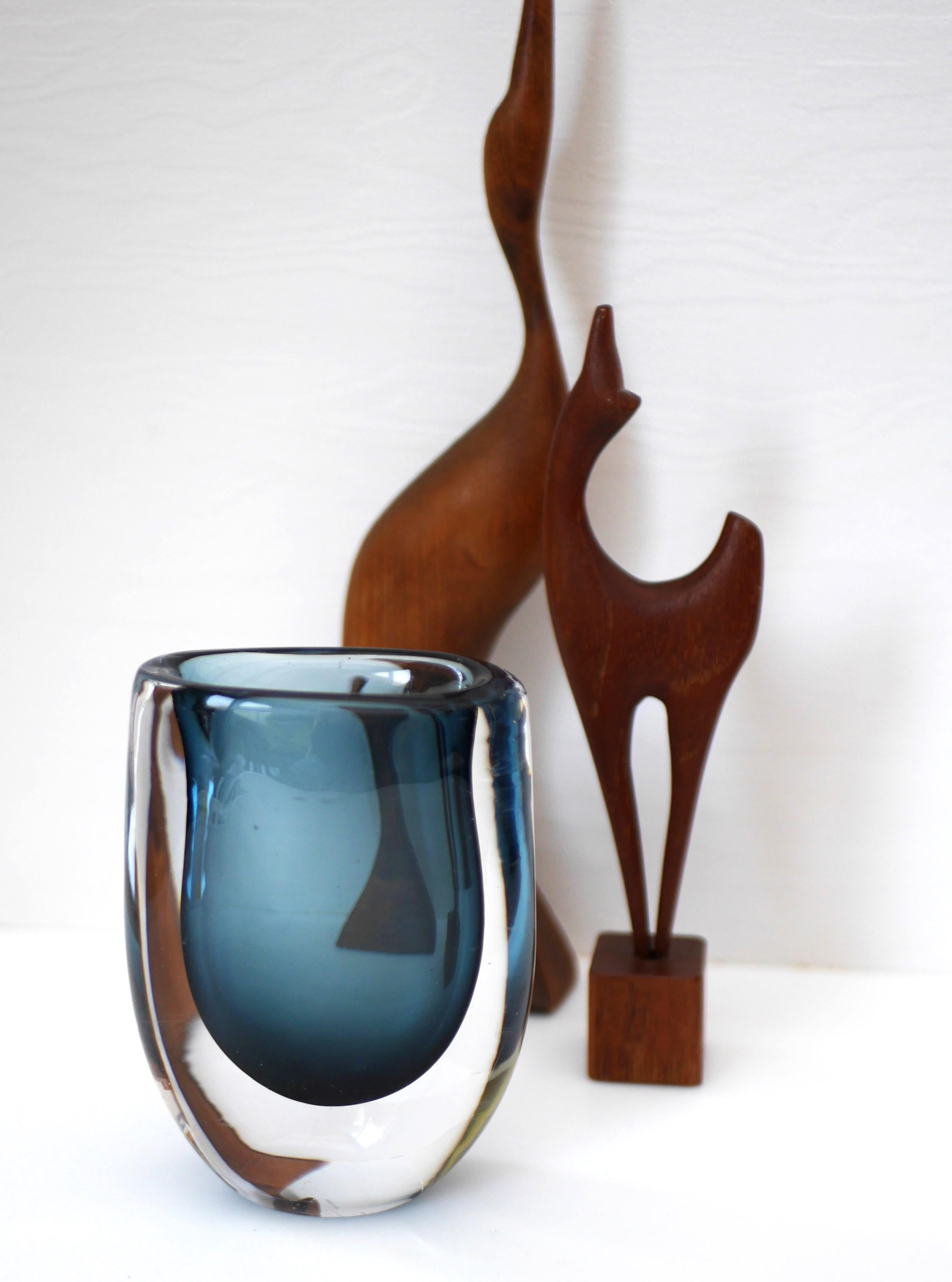 Mid-century modern sommerso vase made by Vicke Lindstrand Kosta, Sweden For Sale 2