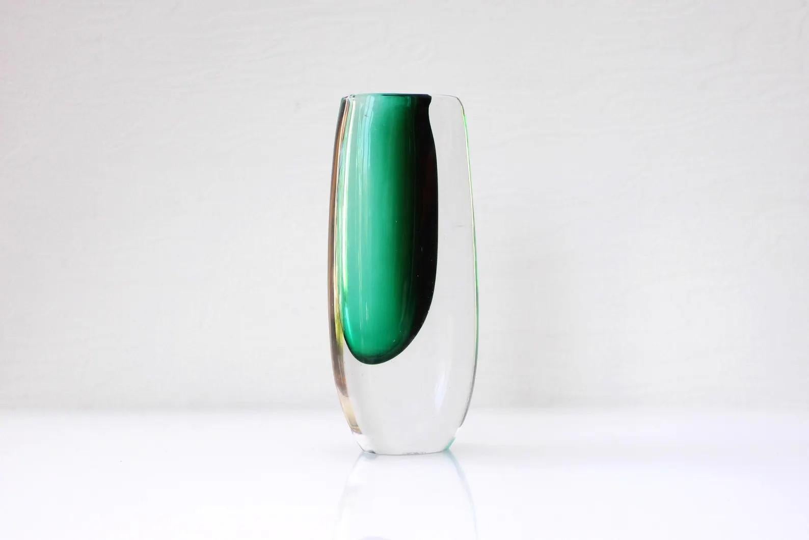 Art Glass Mid-century modern sommerso vase made by Vicke Lindstrand Kosta, Sweden