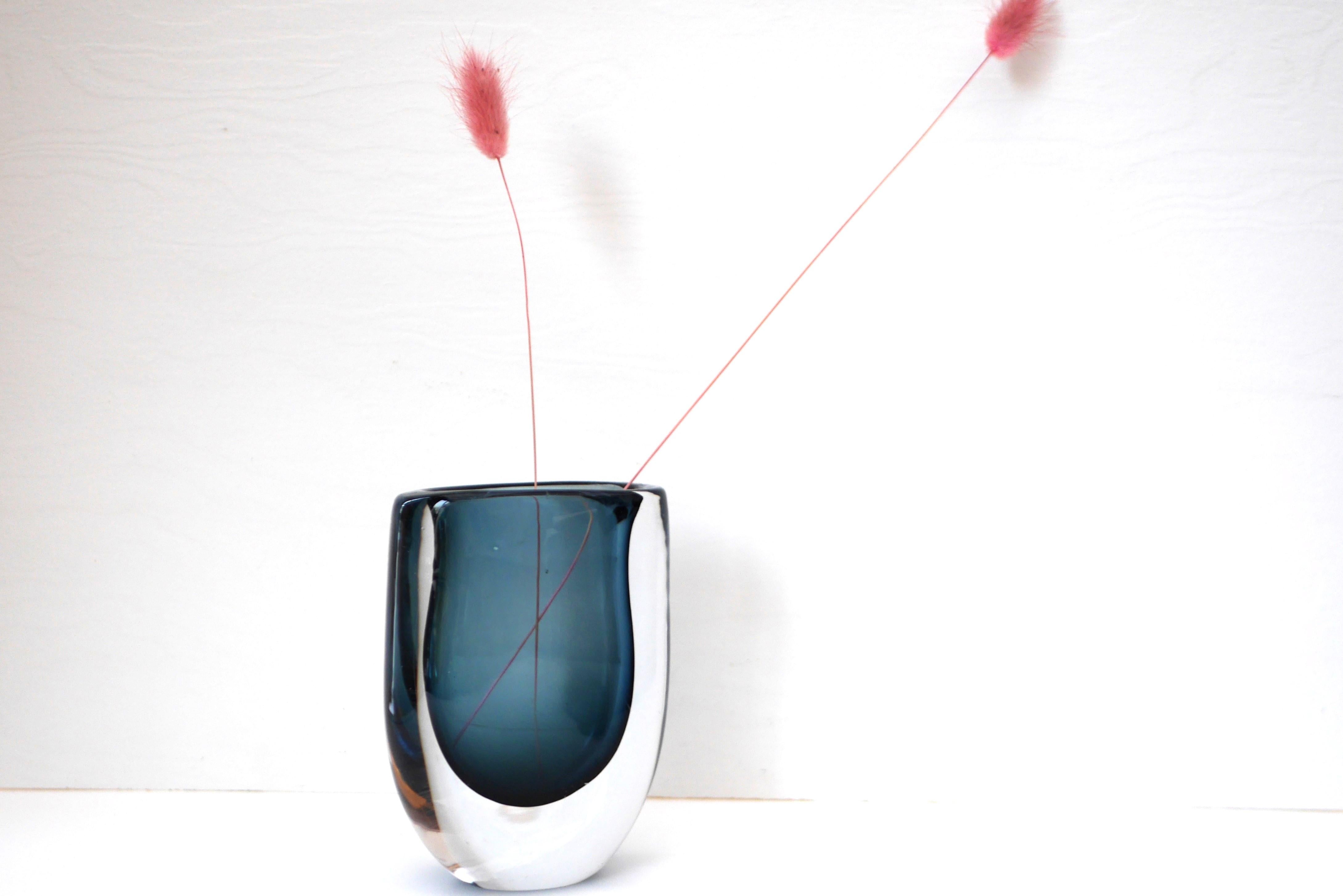 Un extraordinaire vase en verre vintage signé, soufflé à la main, réalisé par Vicke Lindstrand pour Kosta, Suède. La forme de ce vase est fantastique, simple et élégante, avec une couleur bleue fantastique, imbriquée dans du cristal de verre clair