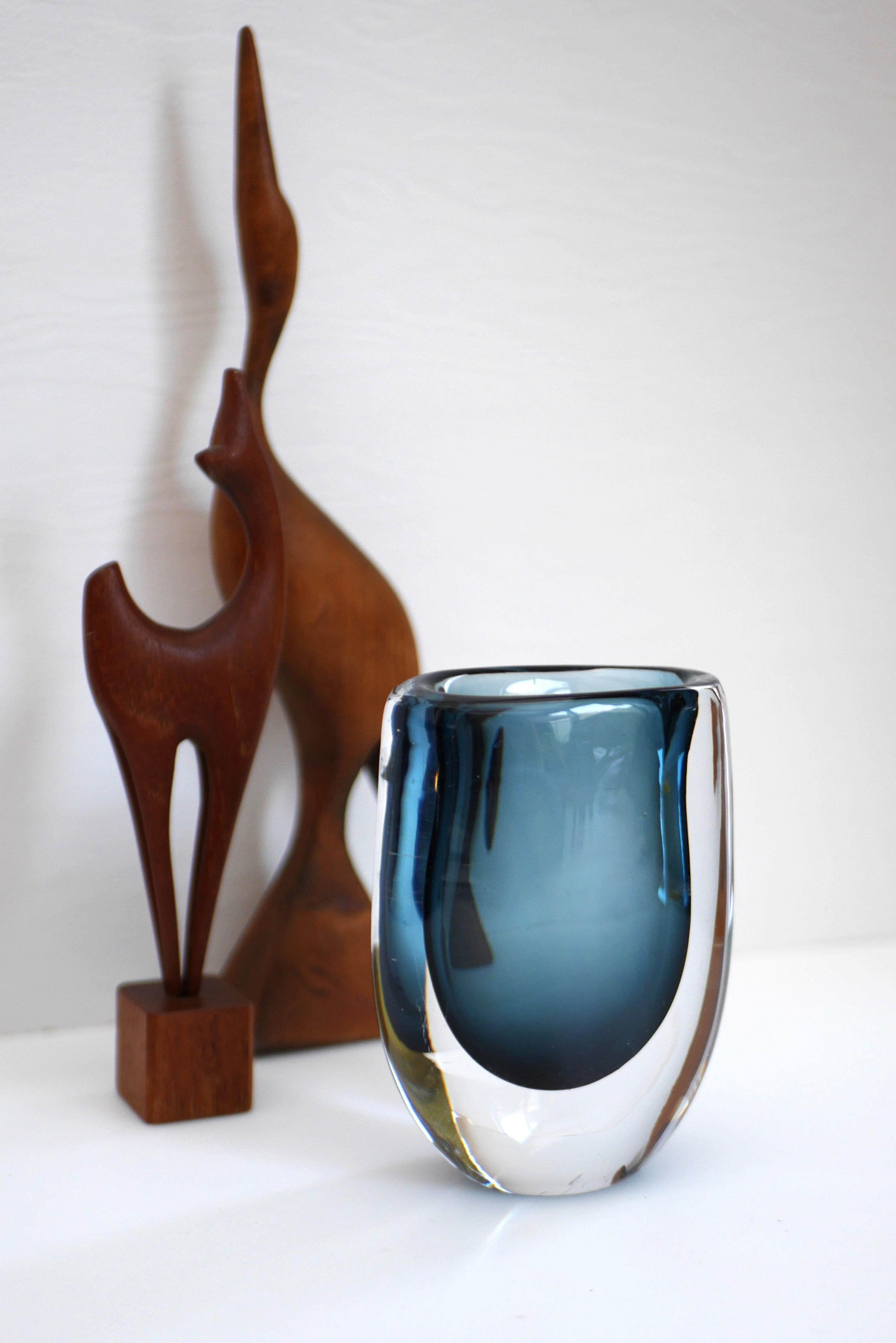 Scandinavian Modern Mid-century modern sommerso vase made by Vicke Lindstrand Kosta, Sweden For Sale