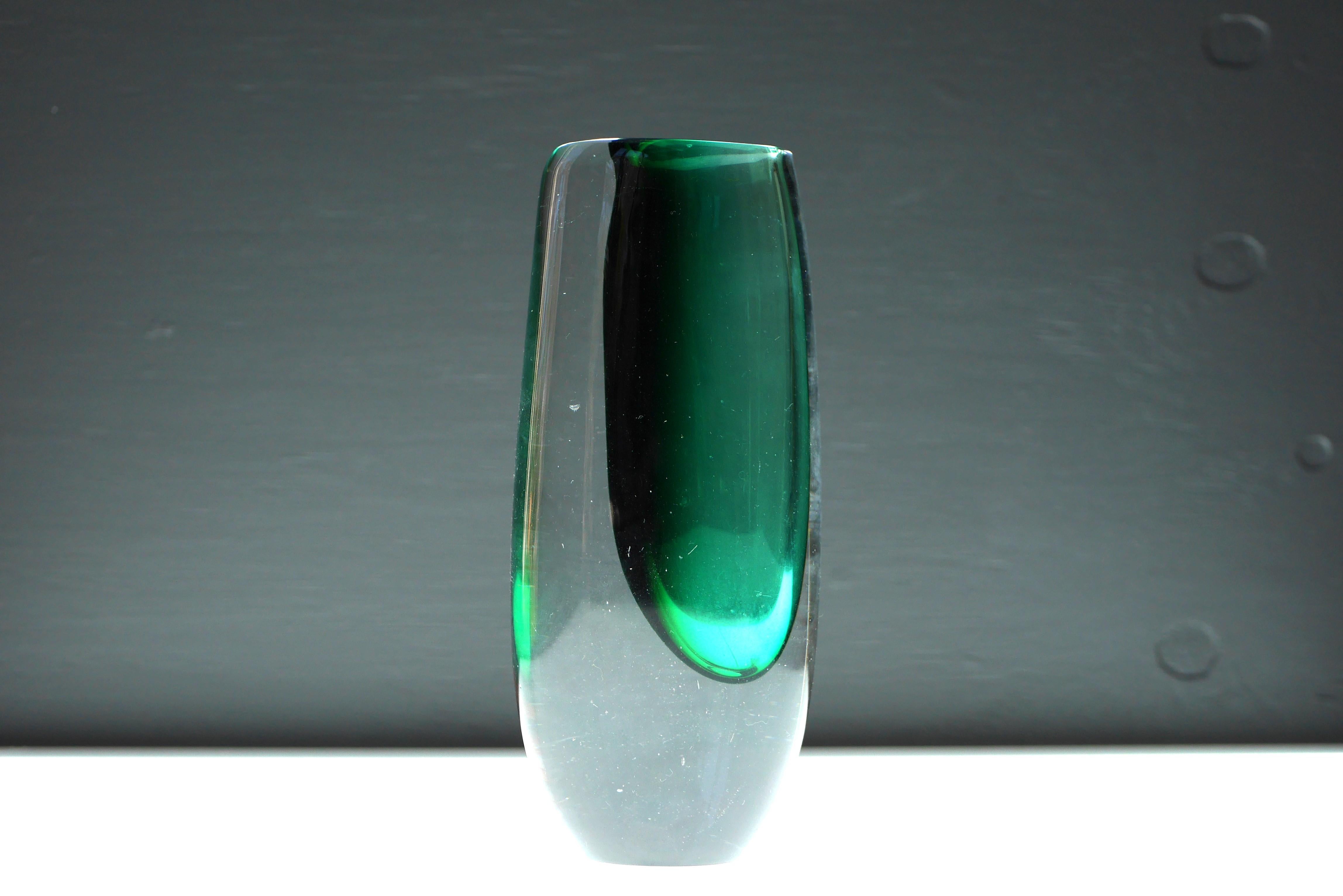 Swedish Mid-century modern sommerso vase made by Vicke Lindstrand Kosta, Sweden