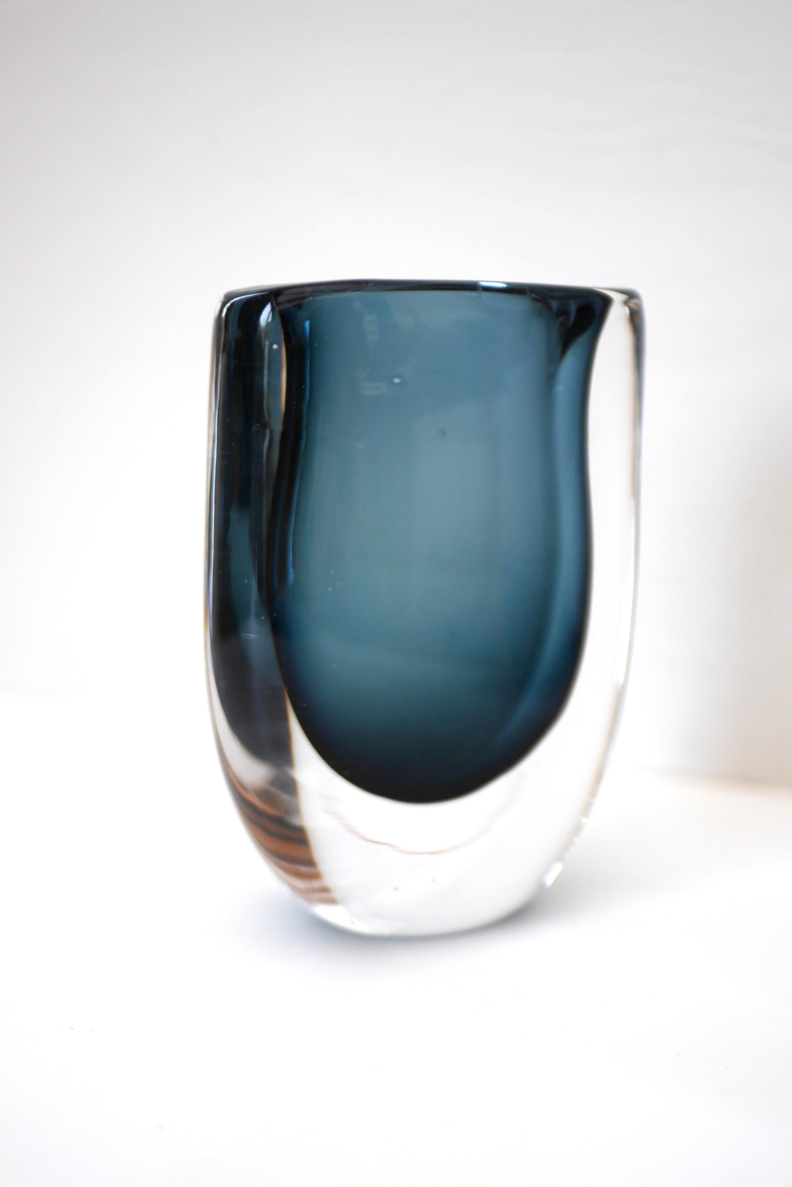Hand-Crafted Mid-century modern sommerso vase made by Vicke Lindstrand Kosta, Sweden For Sale