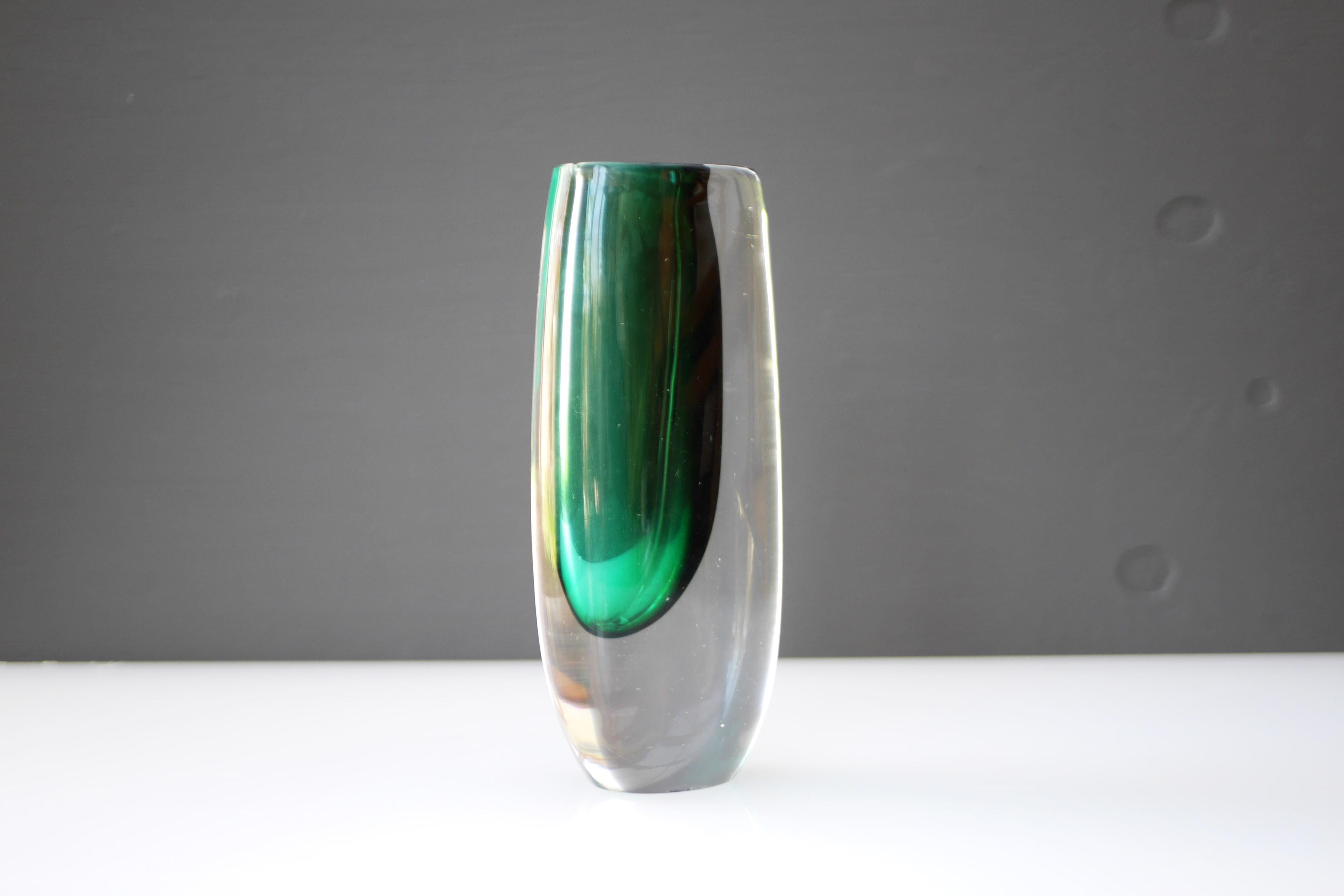 Hand-Crafted Mid-century modern sommerso vase made by Vicke Lindstrand Kosta, Sweden