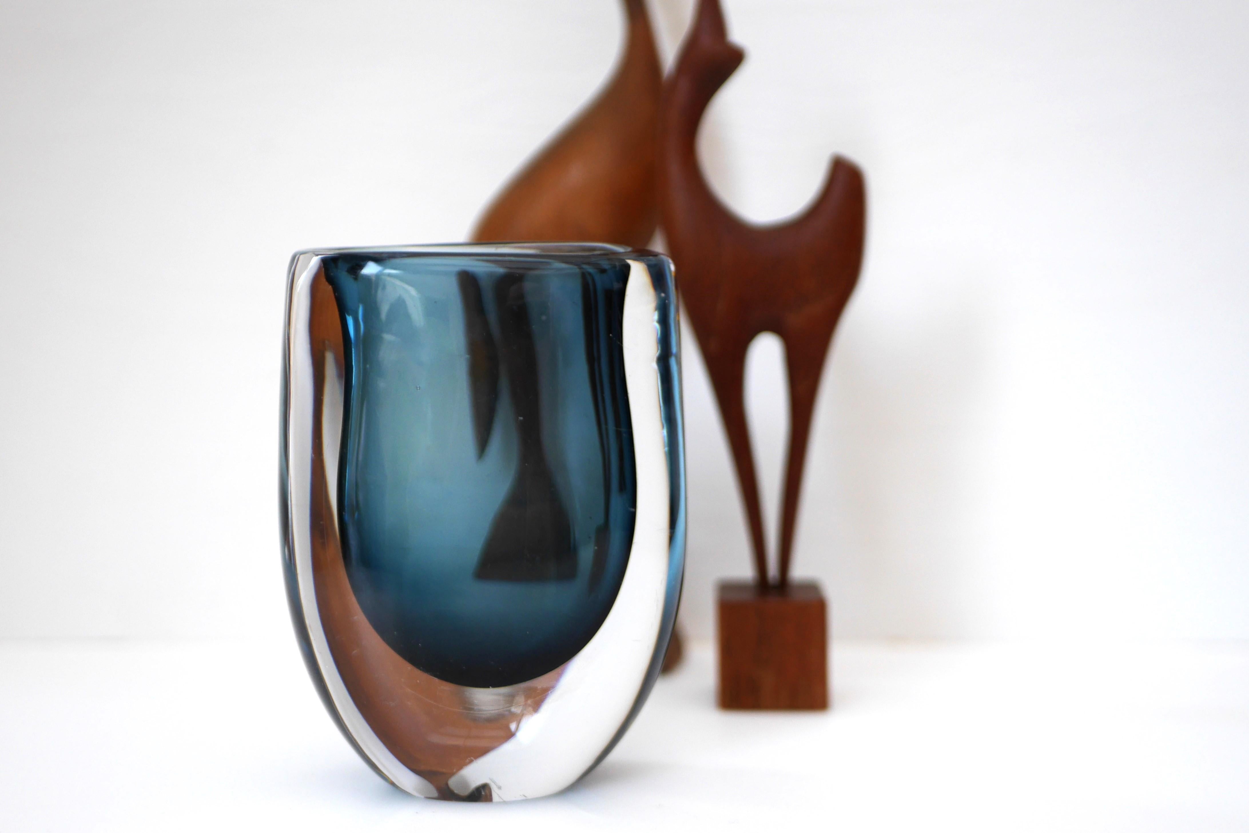 Milieu du XXe siècle Vase sommerso moderne du milieu du siècle dernier fabriqué par Vicke Lindstrand Kosta, Suède en vente