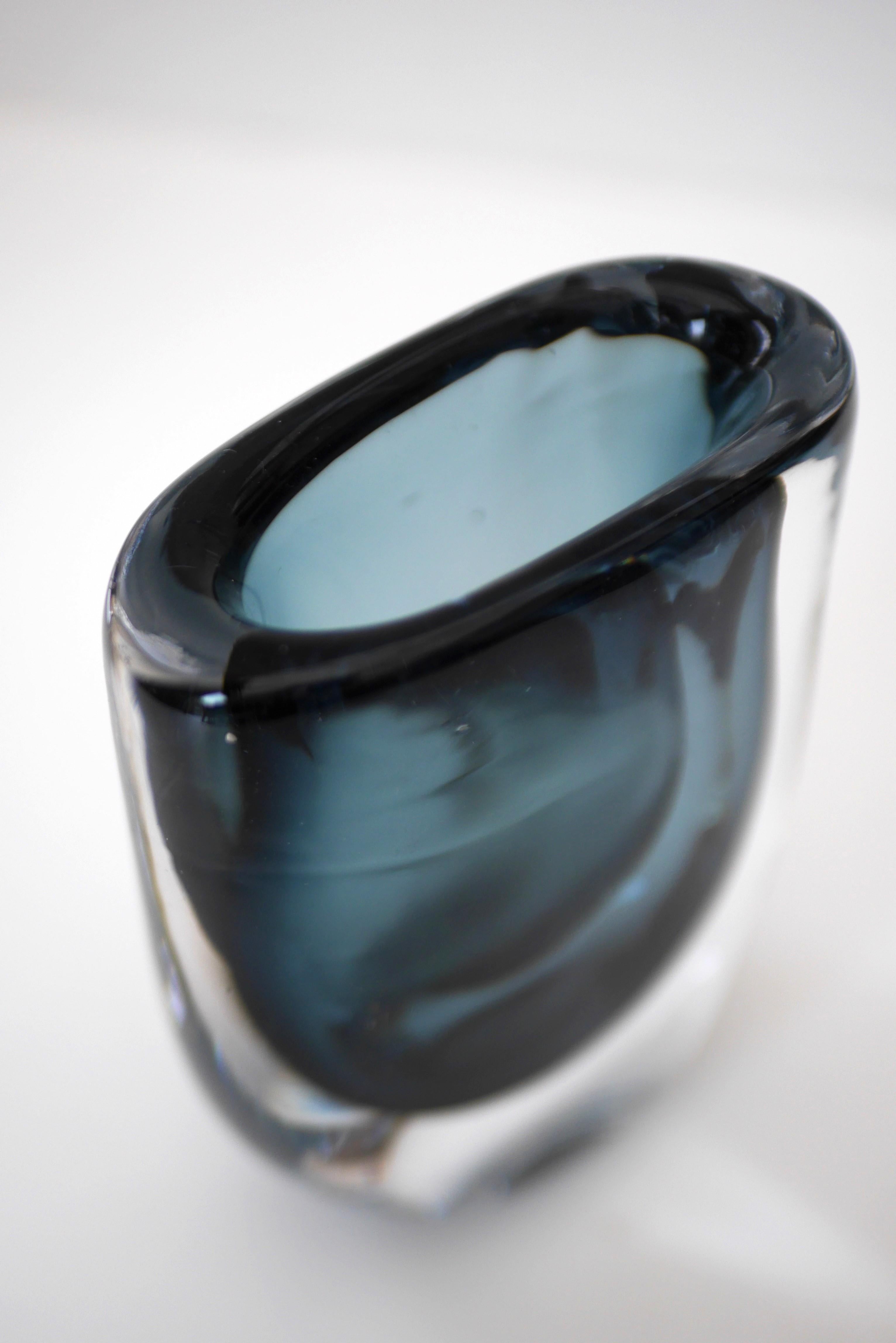 Art Glass Mid-century modern sommerso vase made by Vicke Lindstrand Kosta, Sweden For Sale