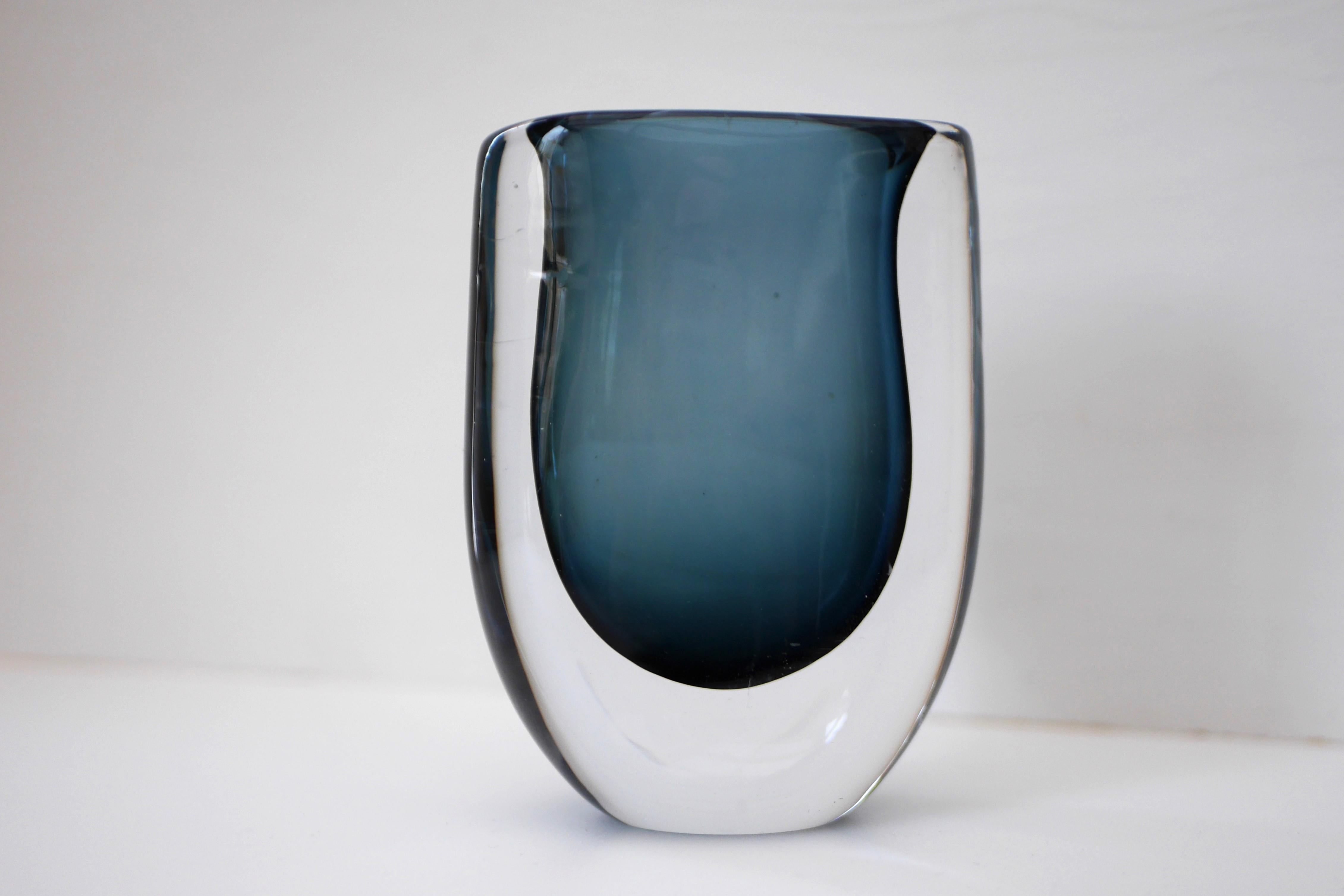 Mid-century modern sommerso vase made by Vicke Lindstrand Kosta, Sweden For Sale 1