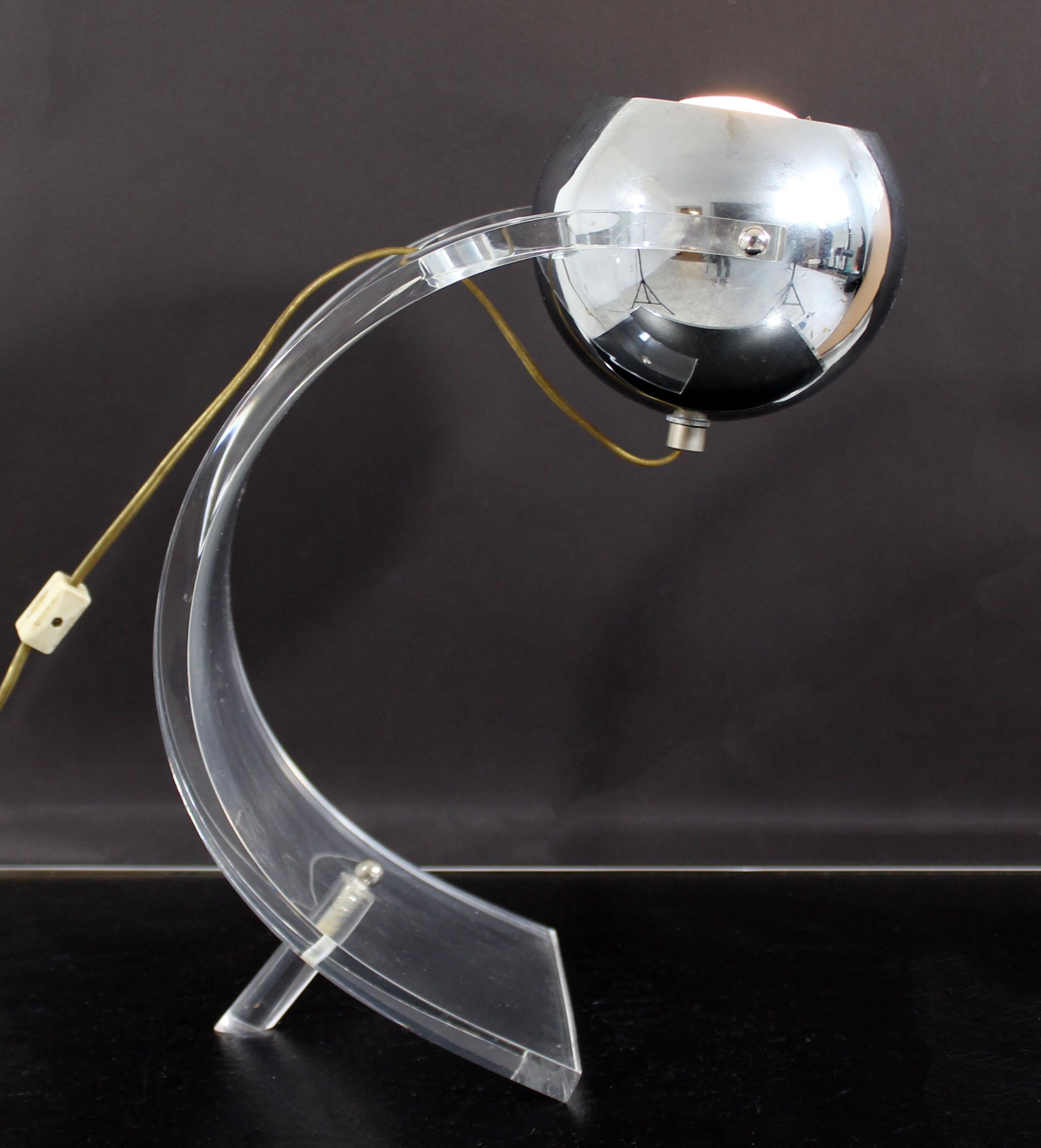For your consideration is a fabulous, curved clear Lucite and chrome bulb table lamp by Robert Sonneman, circa the 1970s. In very good condition. The dimensions are 8