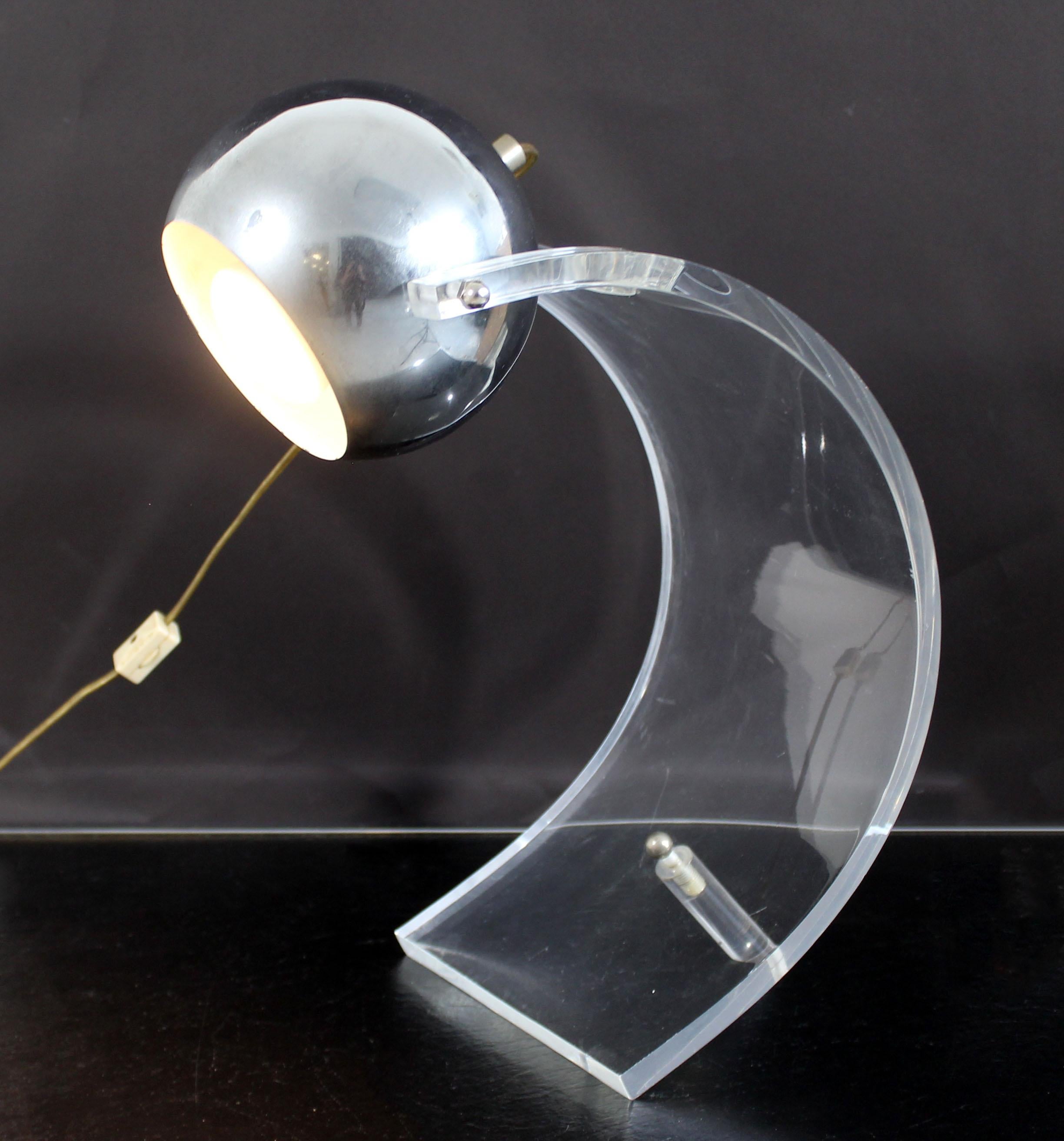 Mid-Century Modern Sonneman Curved Lucite and Chrome Bulb Table Desk Lamp, 1970s In Good Condition In Keego Harbor, MI