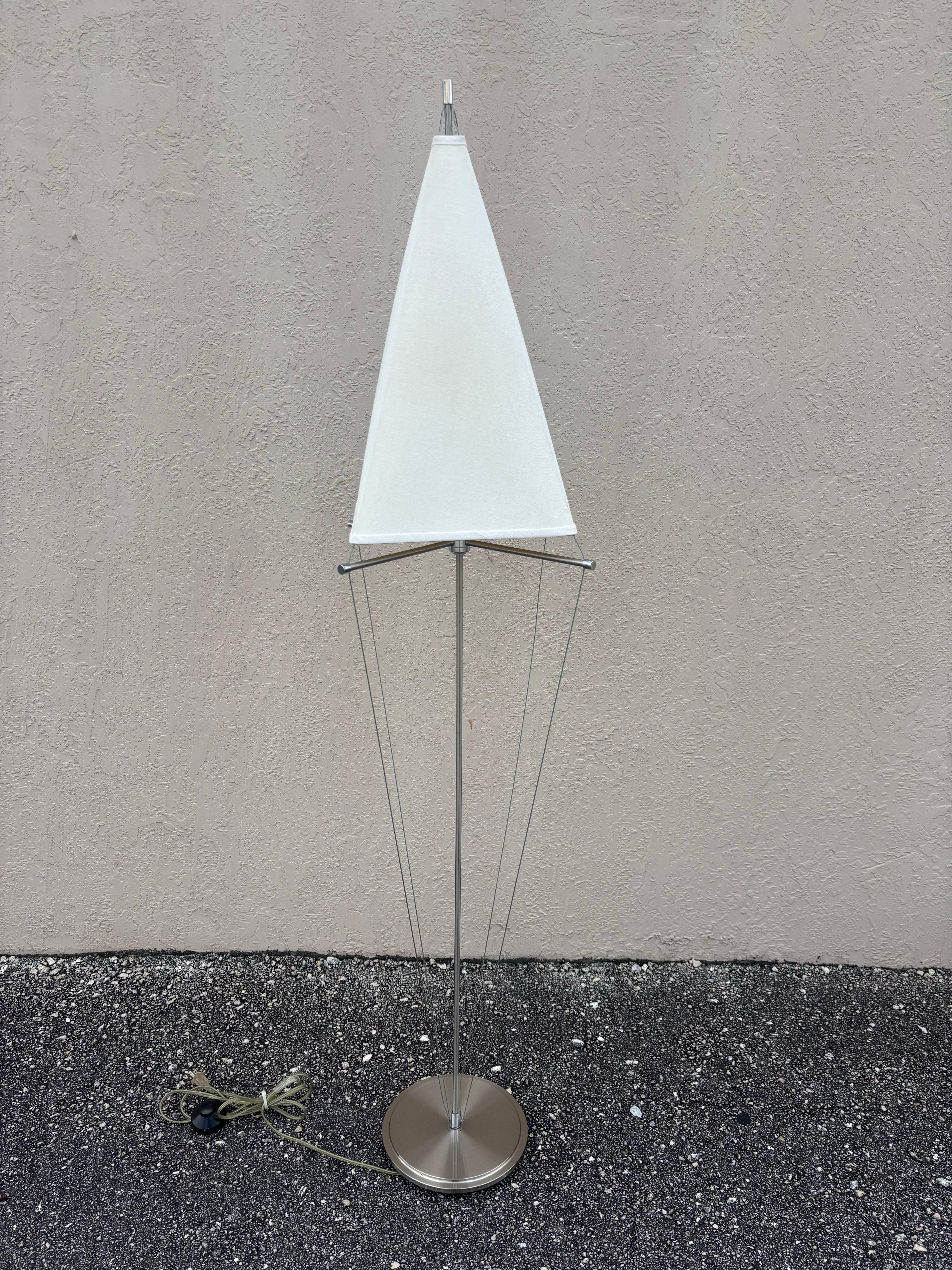 Lámpara de pie estilo Sonneman en color cromo. Una forma única muy chula que imita una cometa o las velas de un barco. Tiene conexiones de alambre la parte superior y la inferior que pasan por 4 brazos extendidos que sostienen la pantalla