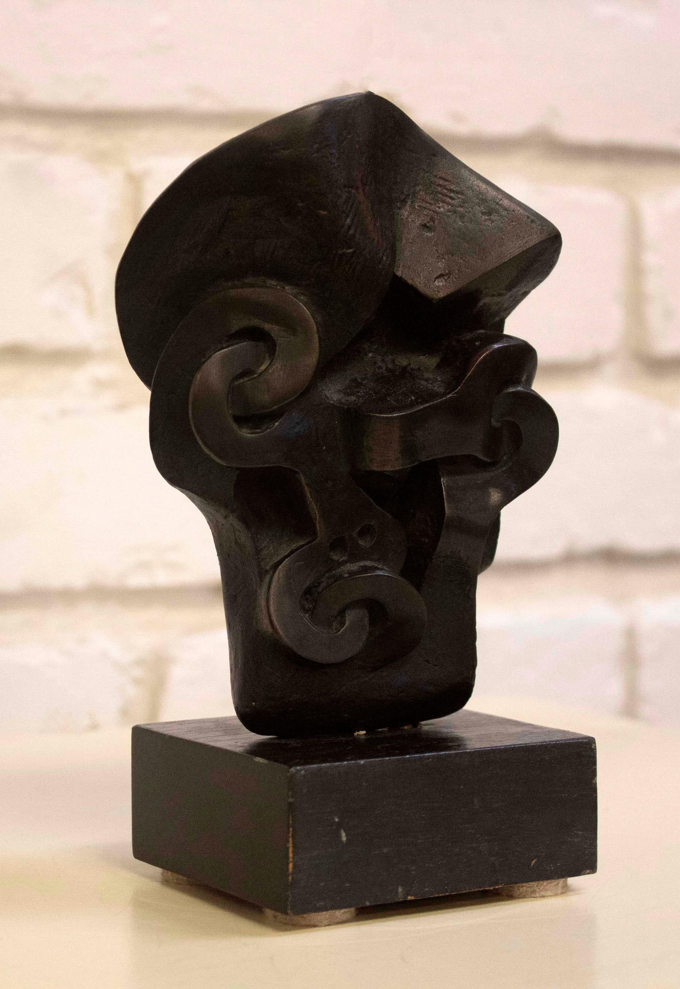 Pour votre considération, voici une stupéfiante sculpture abstraite de table en bronze réalisée par l'artiste de renommée internationale Sorel Etrog. 5.5
