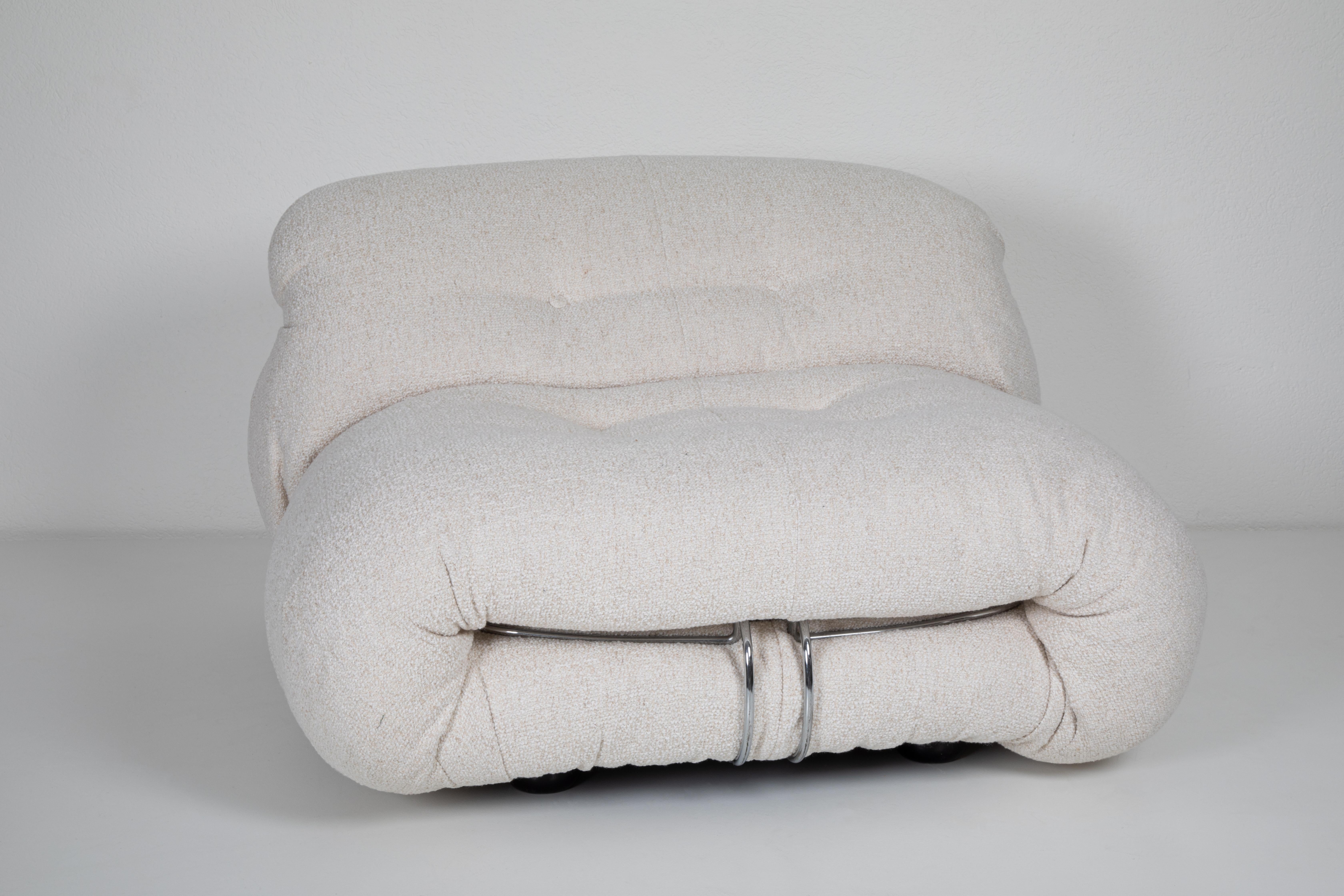 Chaise longue post-moderne avec ottoman fabriquée par Cassina dans les années 1970. Rempli de laine bouclée ivoire, nous offrons un service de remeublement en interne. La collection Soriana a été conçue pour exprimer la beauté et le confort en
