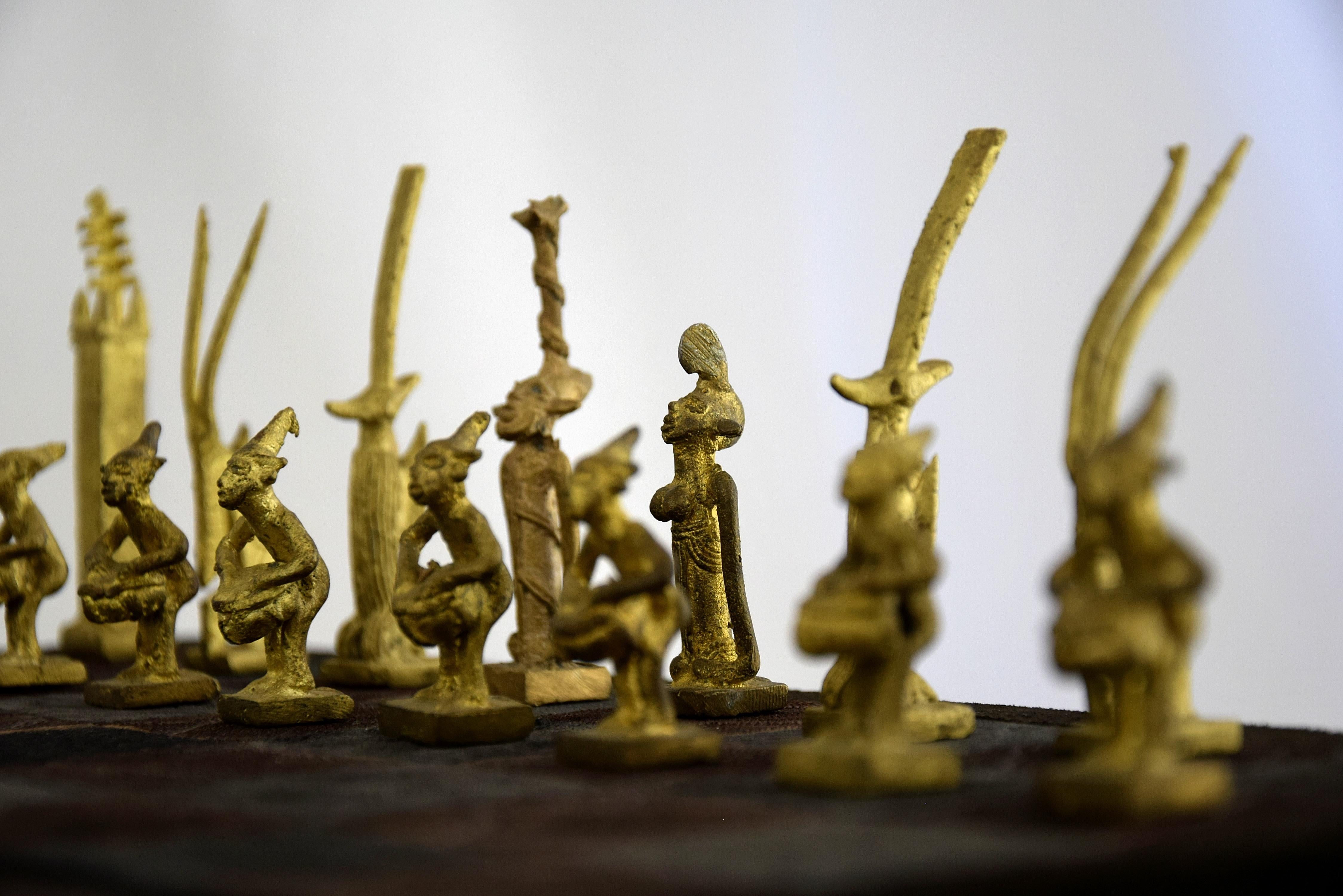 Mid-Century Modern South African Hand Made Brass and Leather Chess Set In Good Condition In Weesp, NL
