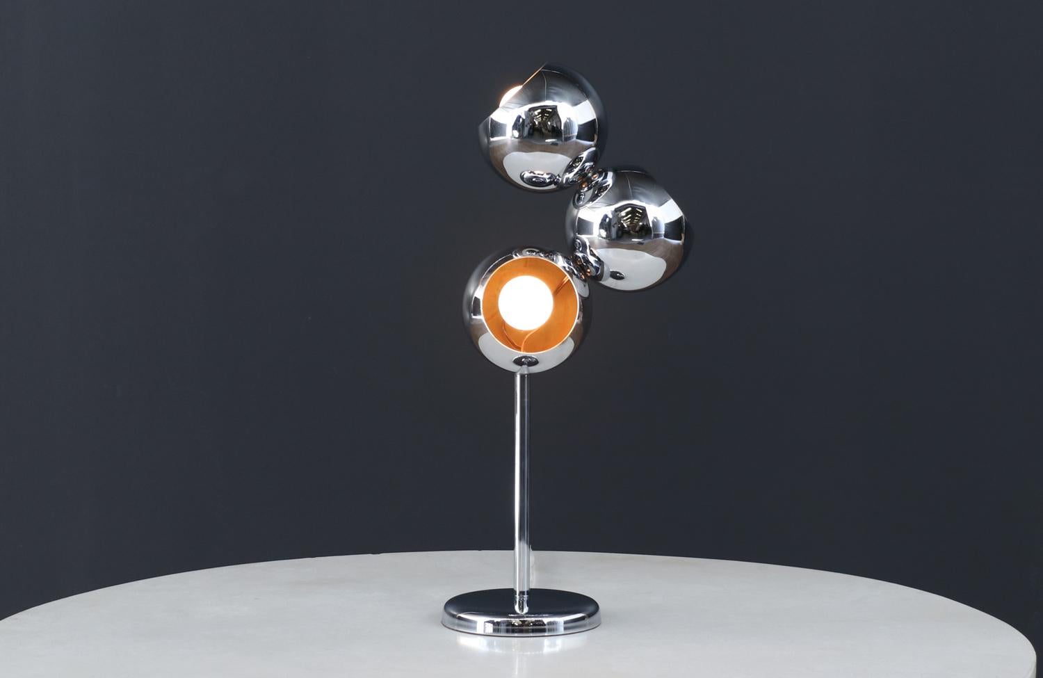 Ajoutez une touche de modernité du milieu du siècle à votre espace avec cette étonnante lampe de table chromée à 3 globes datant des années 1950. Fabriquée aux États-Unis, cette lampe est dotée de trois globes en chrome poli qui exsudent une