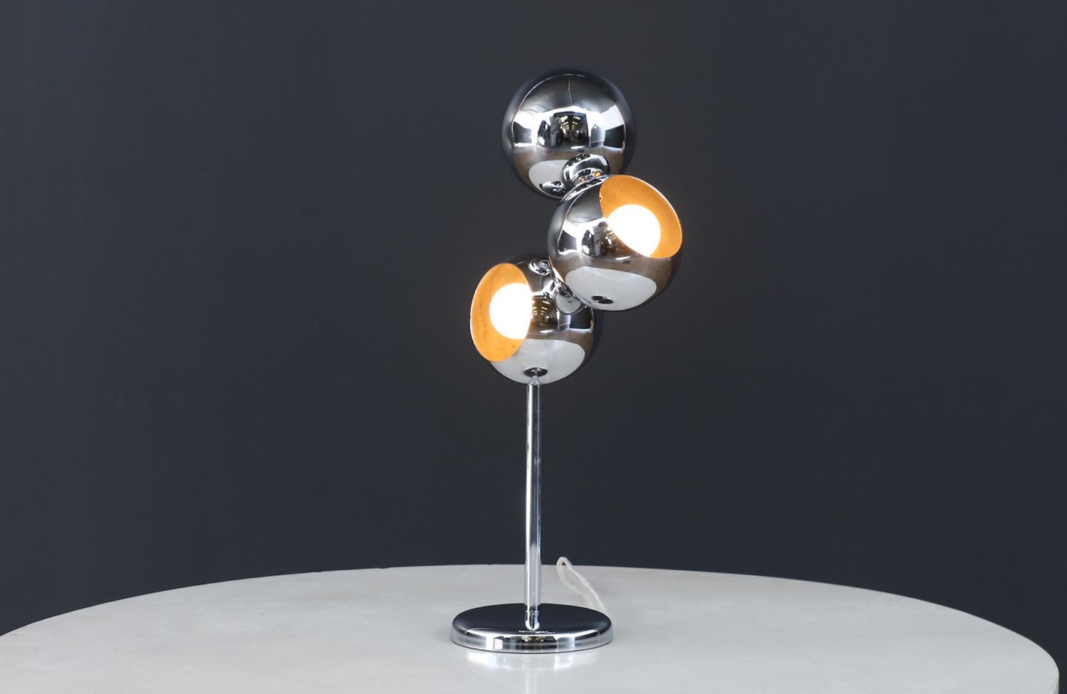 Mid-Century Modern Aged Modern A Space Modern Lampe à poser à 3 globes en chrome en vente