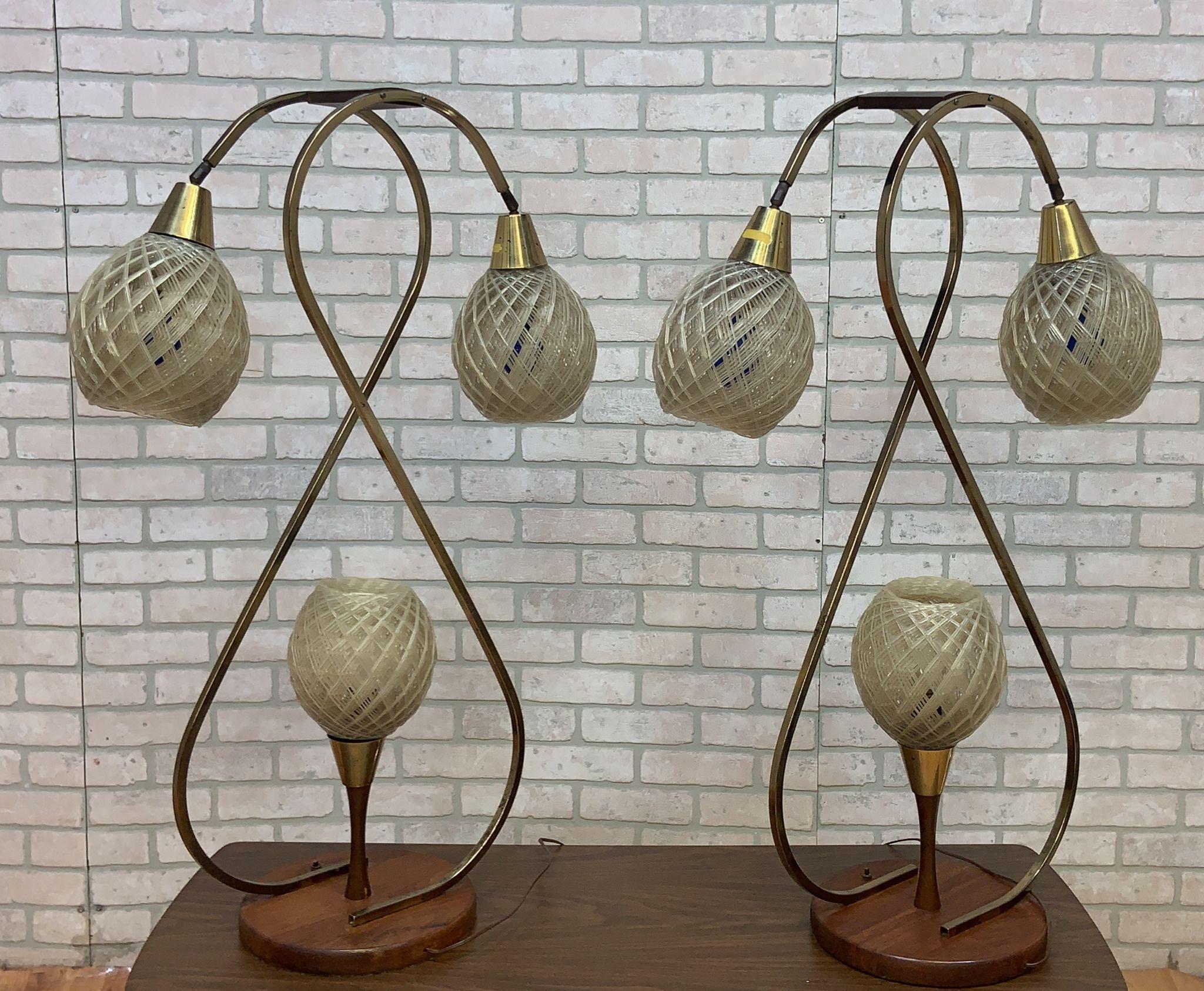 Mid-Century Modern Lampe de table à globe en lucite et spaghetti Aged Modern Space Age - Paire en vente