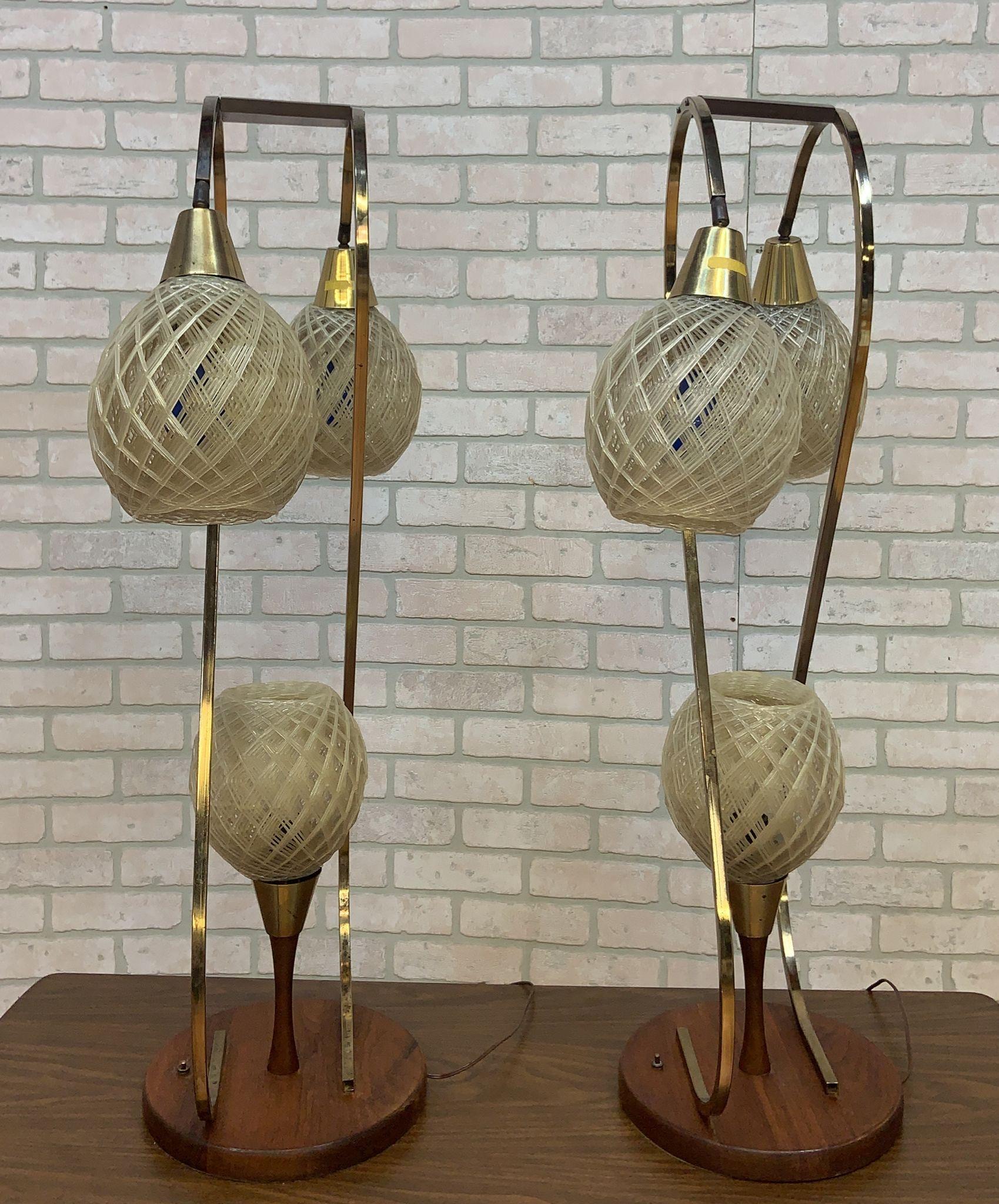 Mid Century Modern Space Age Atomic Lucite Spaghetti Globe Table Lamp - Pair In Good Condition For Sale In Chicago, IL