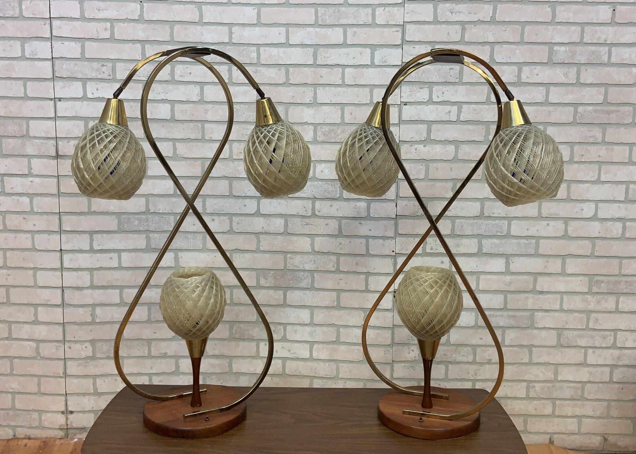 Late 20th Century Mid Century Modern Space Age Atomic Lucite Spaghetti Globe Table Lamp - Pair For Sale