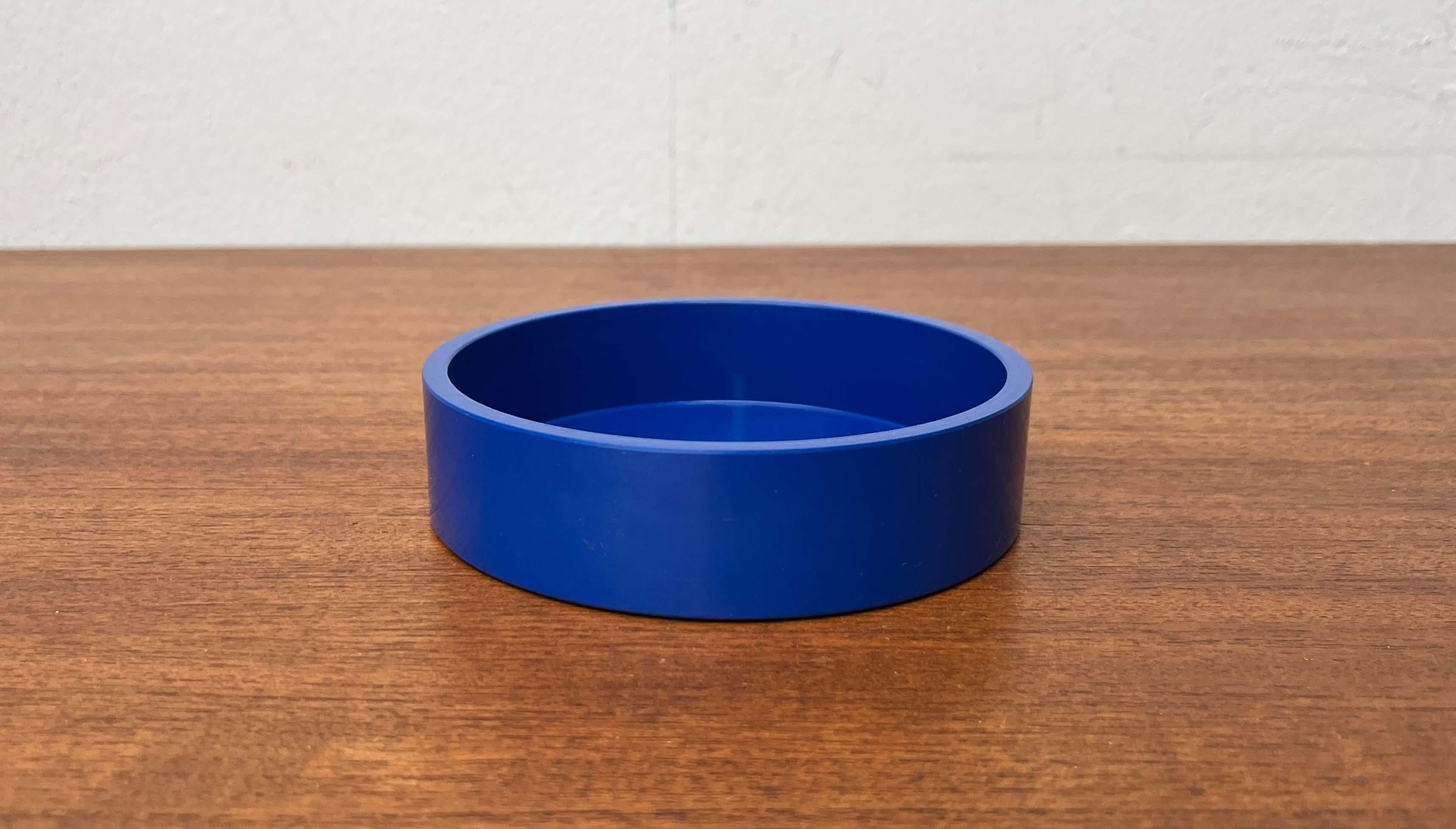 Plastica Ciotola blu di metà secolo Modern AGE di decembre, Finlandia, anni '60 in vendita