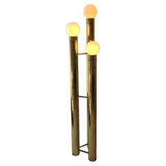 Lampadaire à trois niveaux en laiton Aged Modern A Space Modern