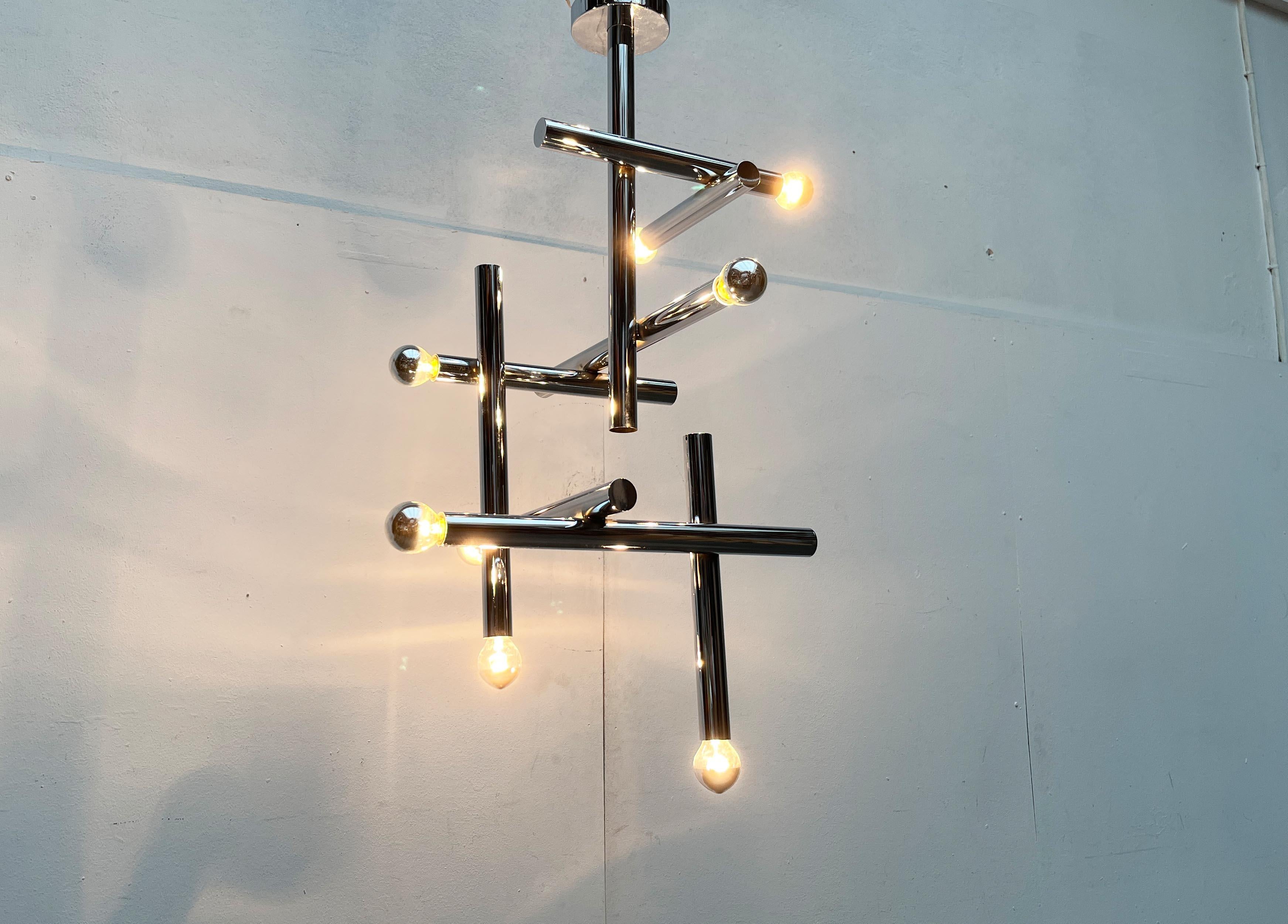 Rarissime plafoniere A Space Age del rinomato produttore svizzero Temde.

Un candeliere di grande effetto con un linguaggio di design concreto. Una fonte di luce funzionale e un oggetto luminoso di grande effetto nella stanza. La testa illuminante