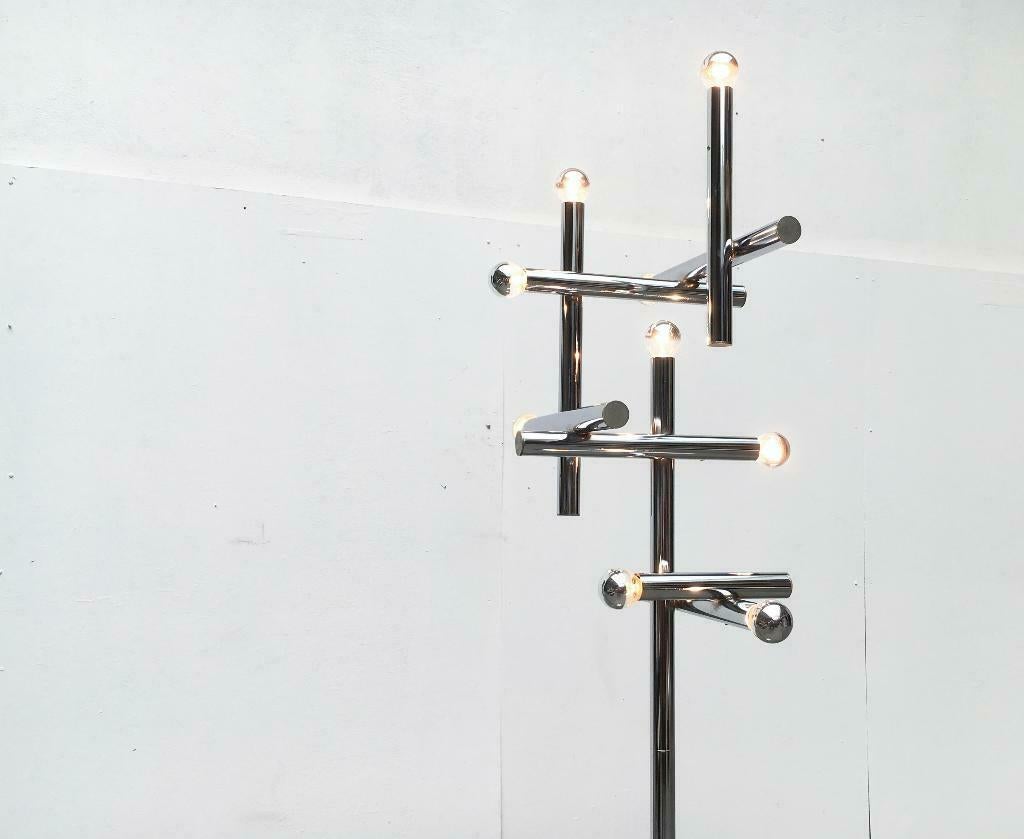 Très rare lampadaire de l'âge de l'espace du célèbre fabricant suisse Temde.

Un lampadaire vraiment imposant. Une source de lumière fonctionnelle et un objet lumineux marquant dans la pièce. La tête de lampe proprement dite est une sorte de