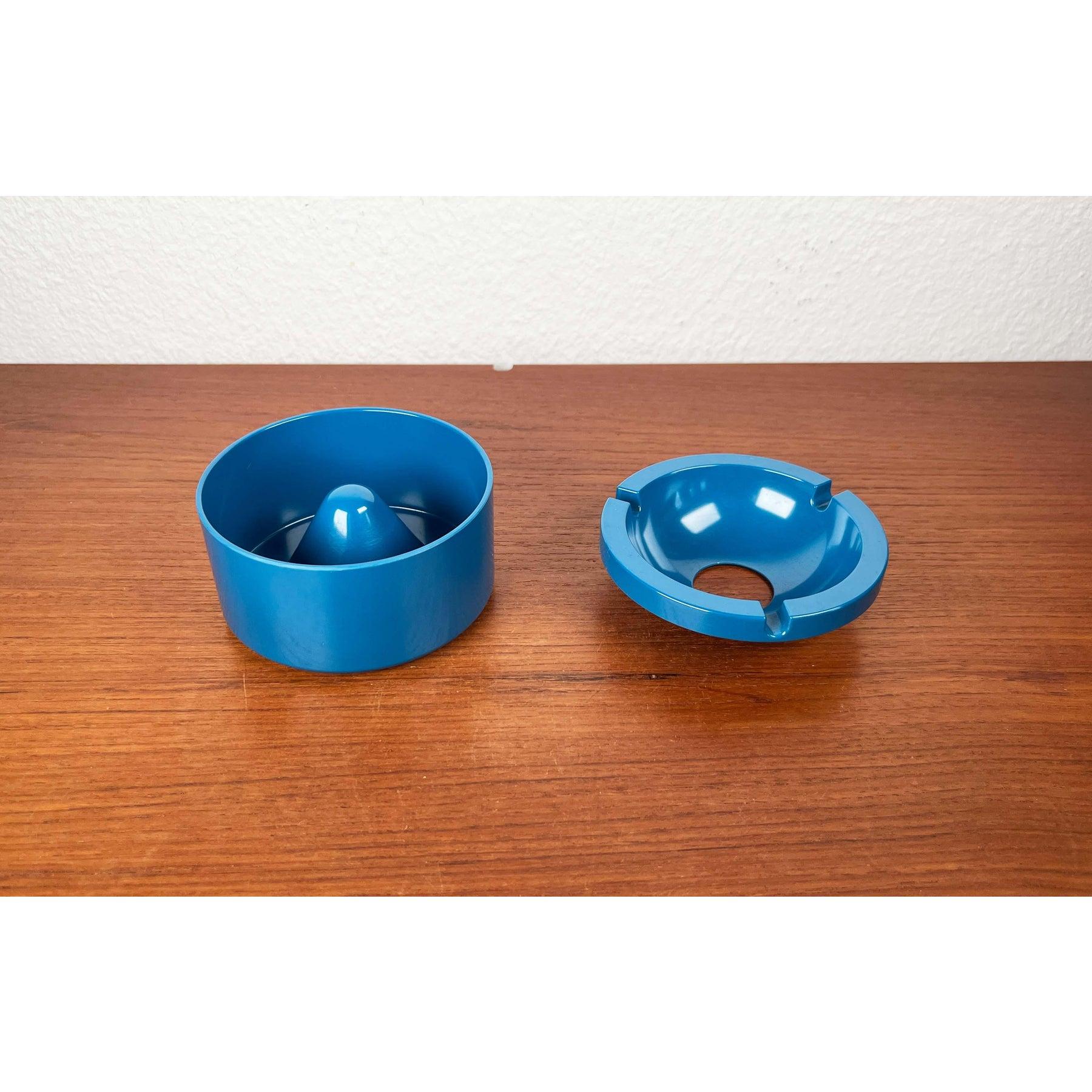 Cenicero danés de mediados de siglo de la Modern Modern Space Age de Rosti, en muy buen estado. Diseñado de 1960 a 1969 Esta pieza tiene una marca de atribución,

Más información:
Materiales: Plástico
Color: Azul
Estilo: Moderno de mediados de