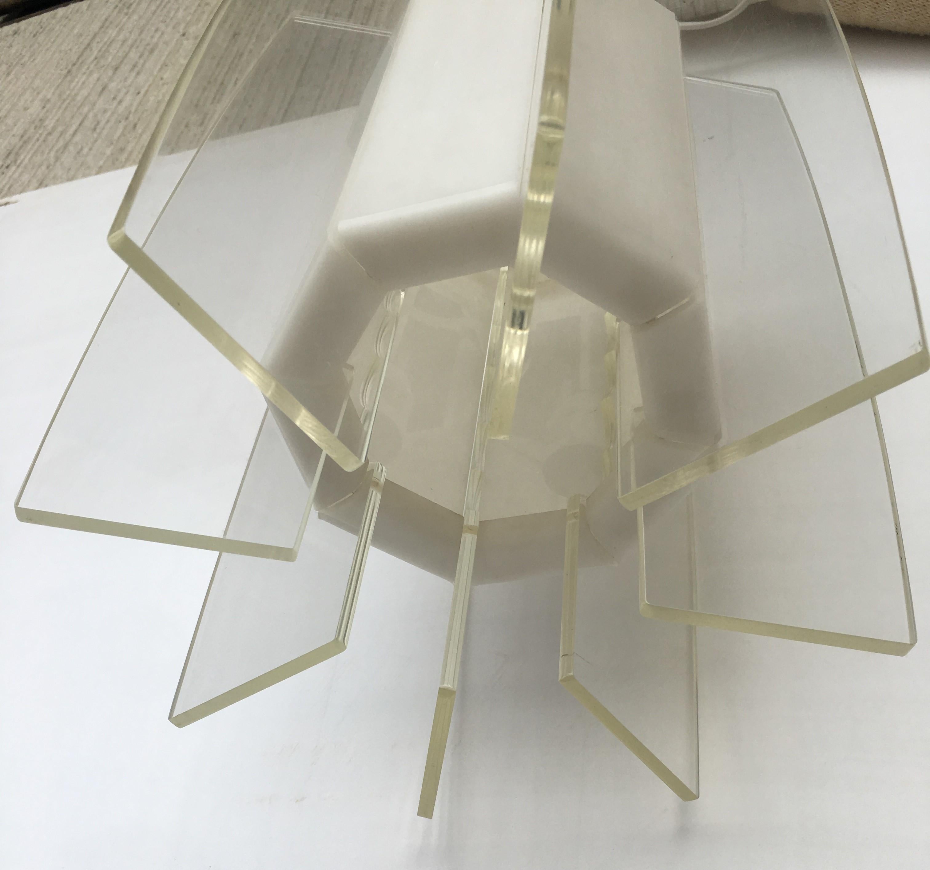 Lampe à suspension blanche et transparente de l'ère de l'ère spatiale, mi-siècle moderne en vente 6