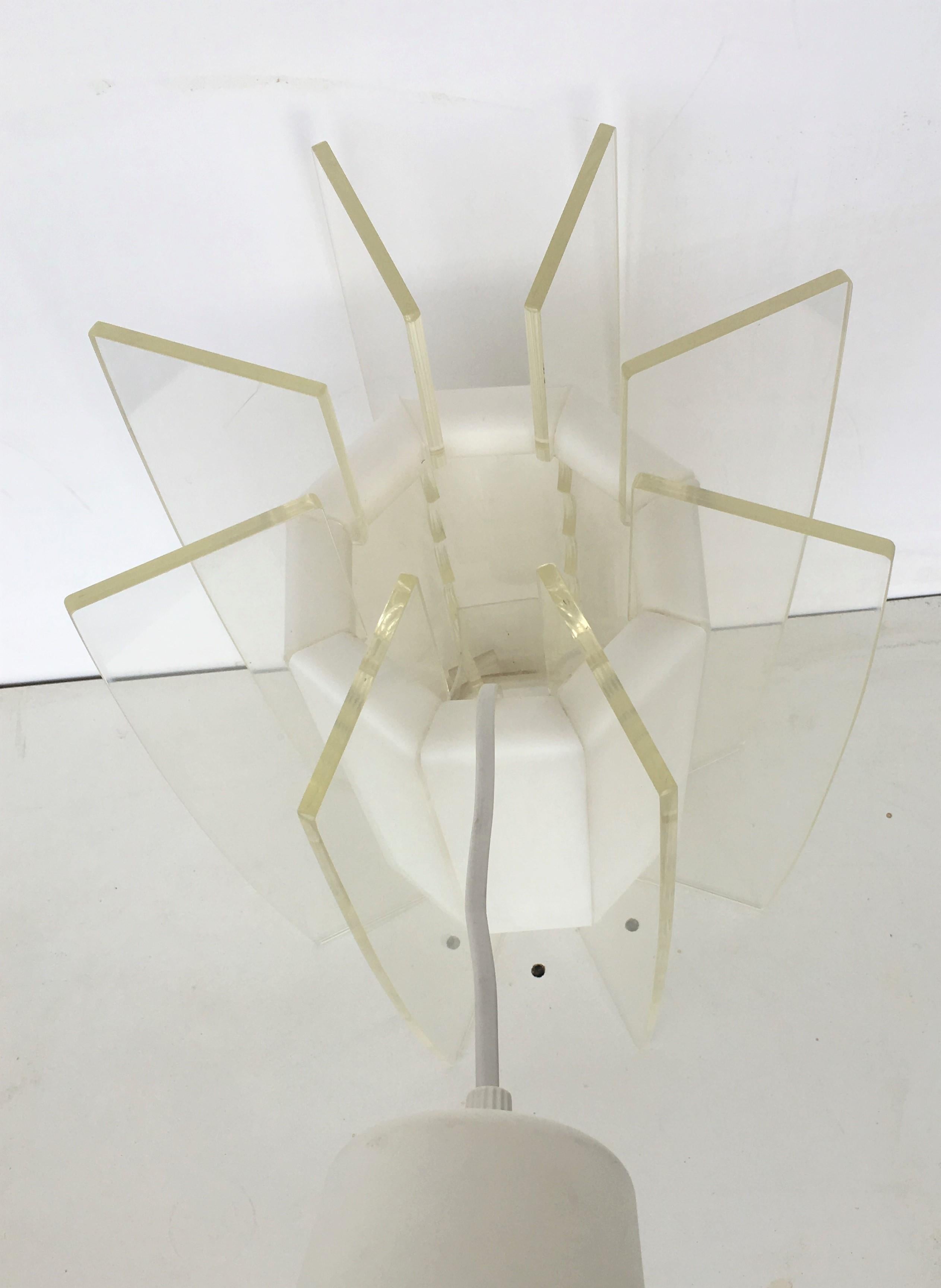 Plastique Lampe à suspension blanche et transparente de l'ère de l'ère spatiale, mi-siècle moderne en vente