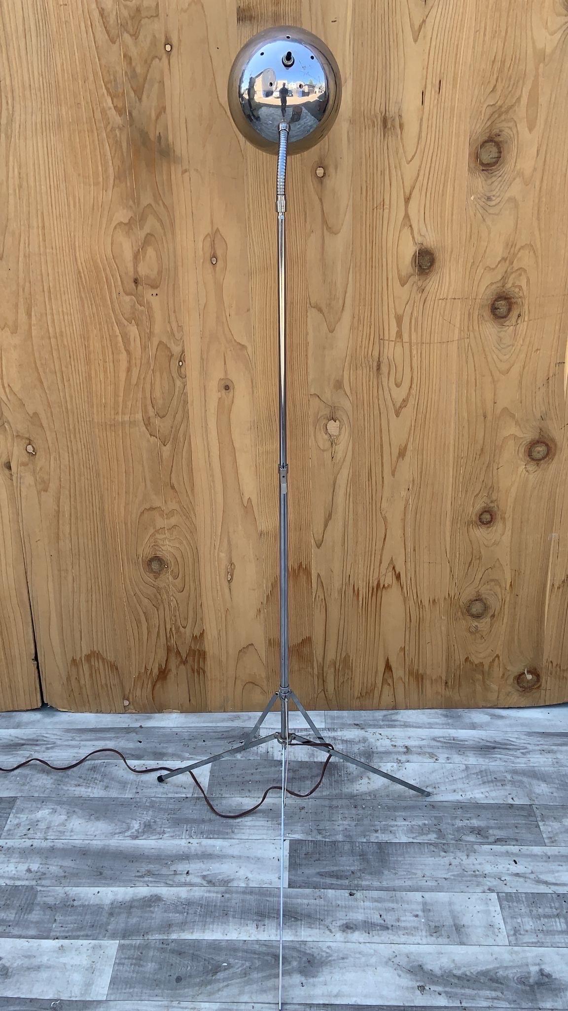 Mid-Century Modern Space Age Extending Chrome Tripod Floor Lamp In Good Condition For Sale In Chicago, IL