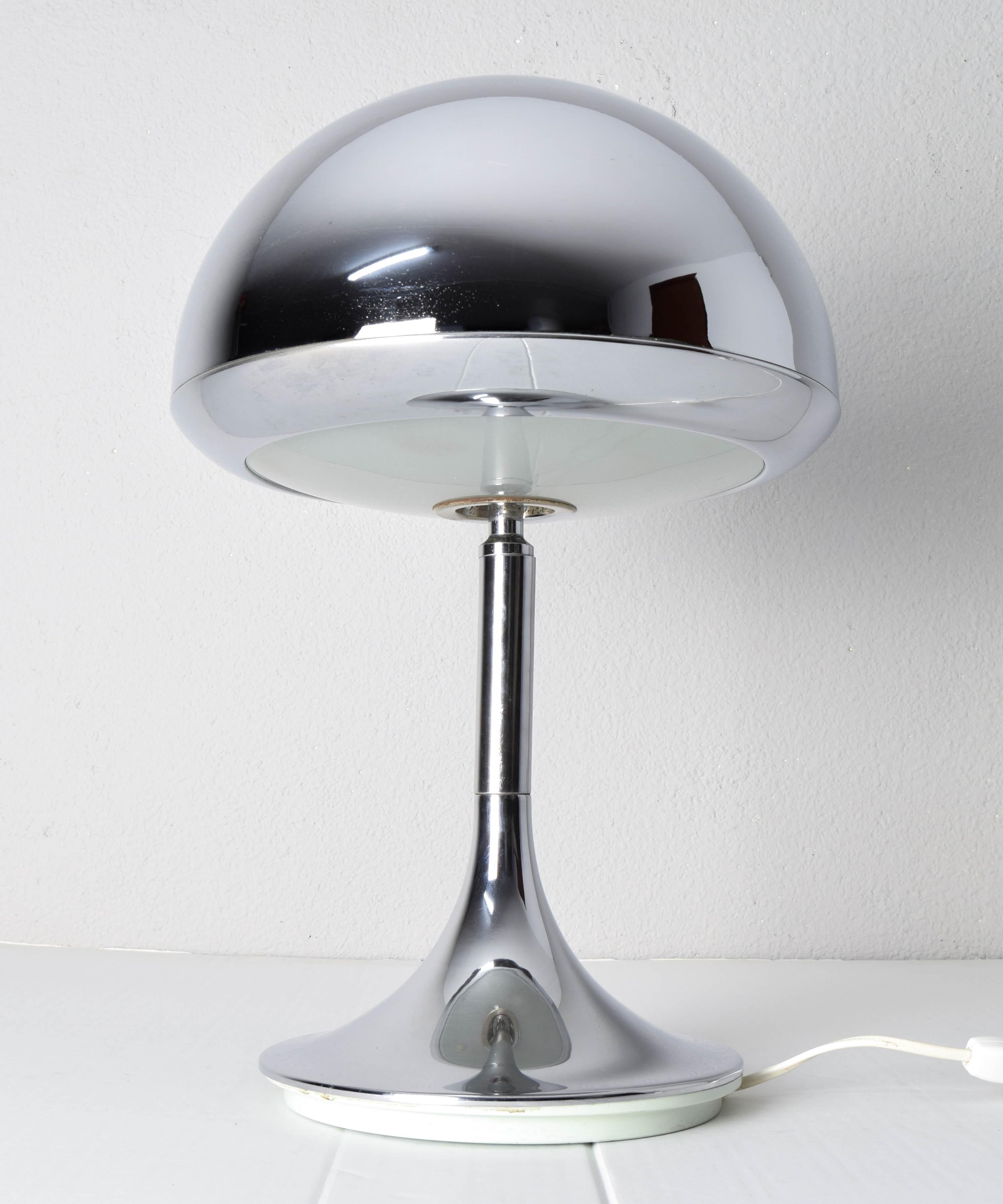 Beautiful table lamp in the shape of a mushroom in the pure space age style of the 60s. 
Lamp produced by Grin Luz España (subsidiary of Fase), design by Luis Perez De La Oliva, and it is a very rare model. All original and in good condition, made