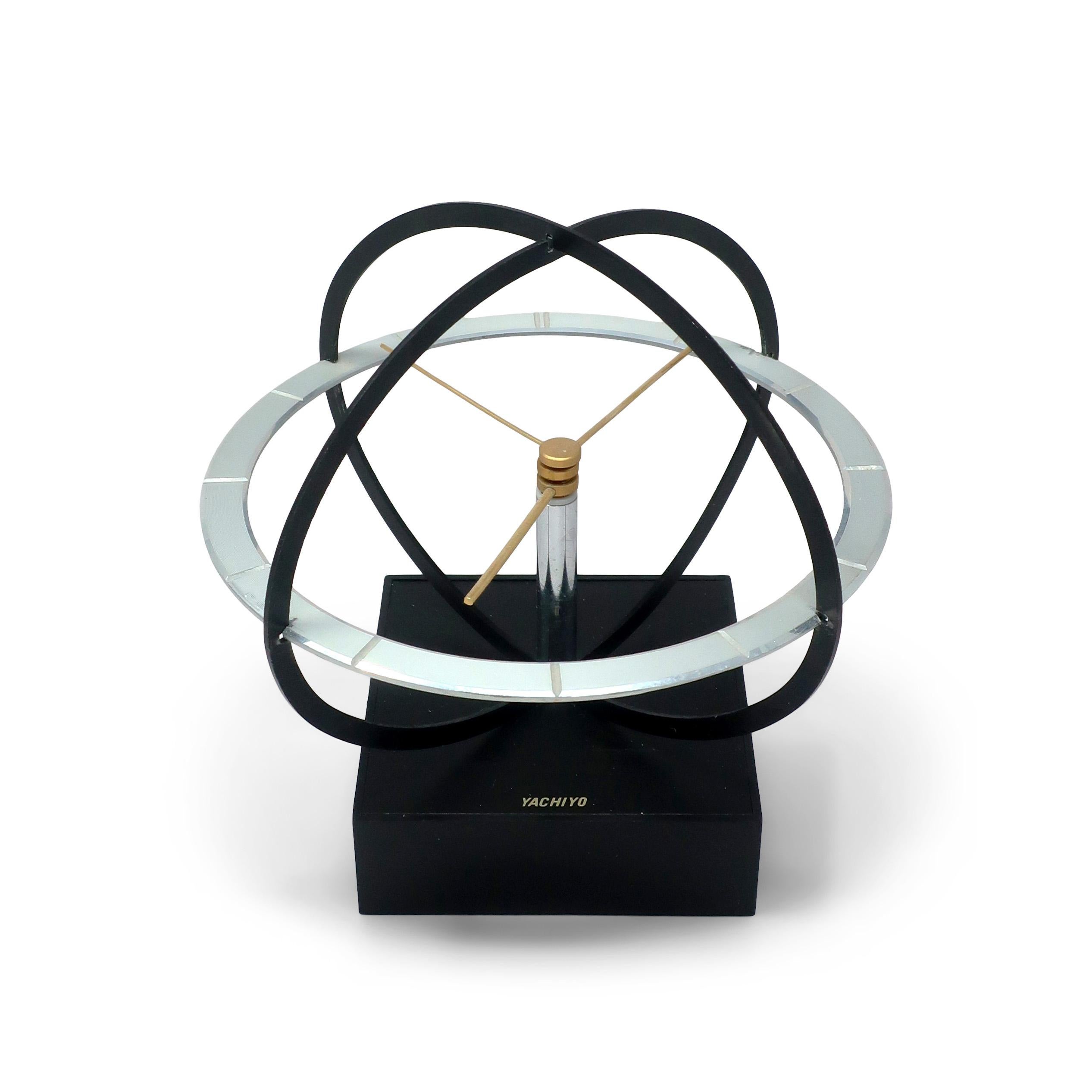 Per dare un tocco di design Space Age al tuo spazio, questo orologio di metà secolo presenta un design a sfera cinetica, con le lancette dell'orologio che ruotano all'interno della cornice cromata.  Questo orologio è stato realizzato o concesso in