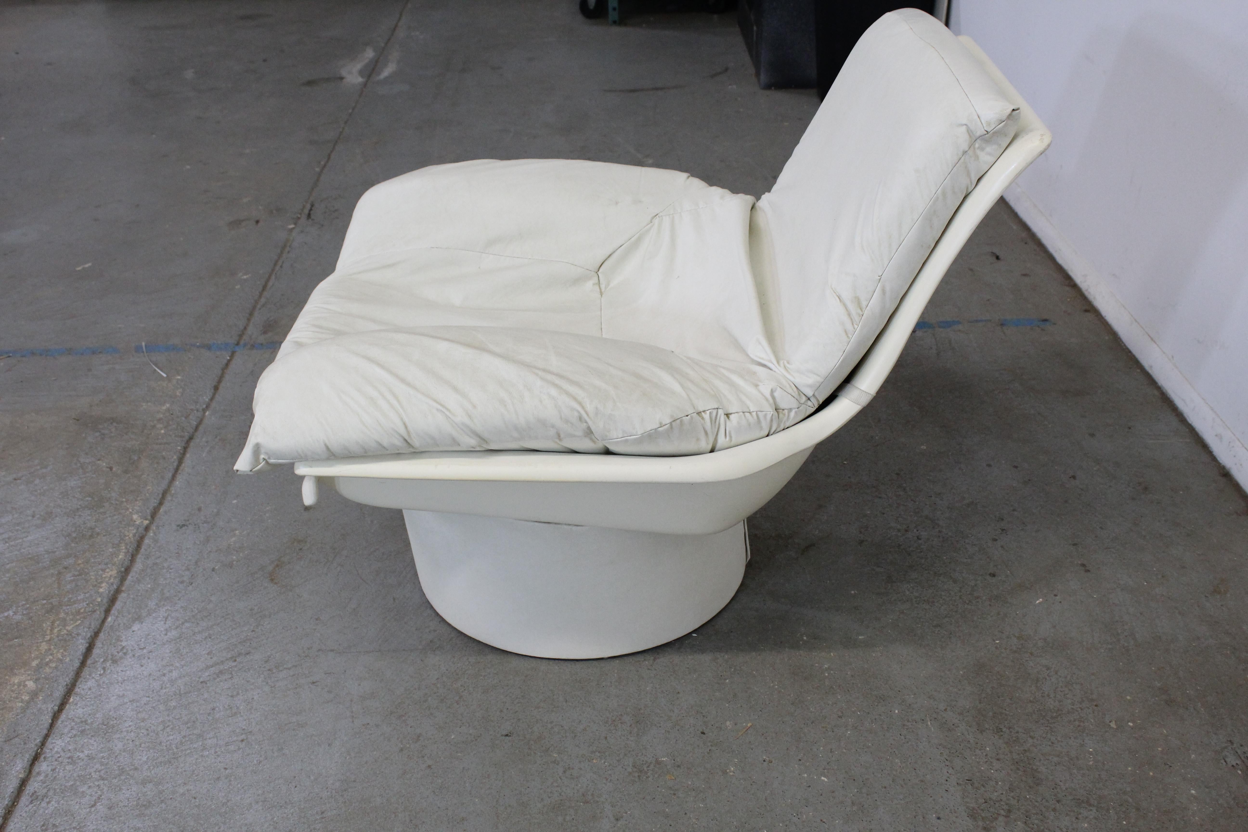 Mid-Century Modern Space Age Molded Plastic Swivel Lounge Chair by Futorian In Fair Condition In Wilmington, DE