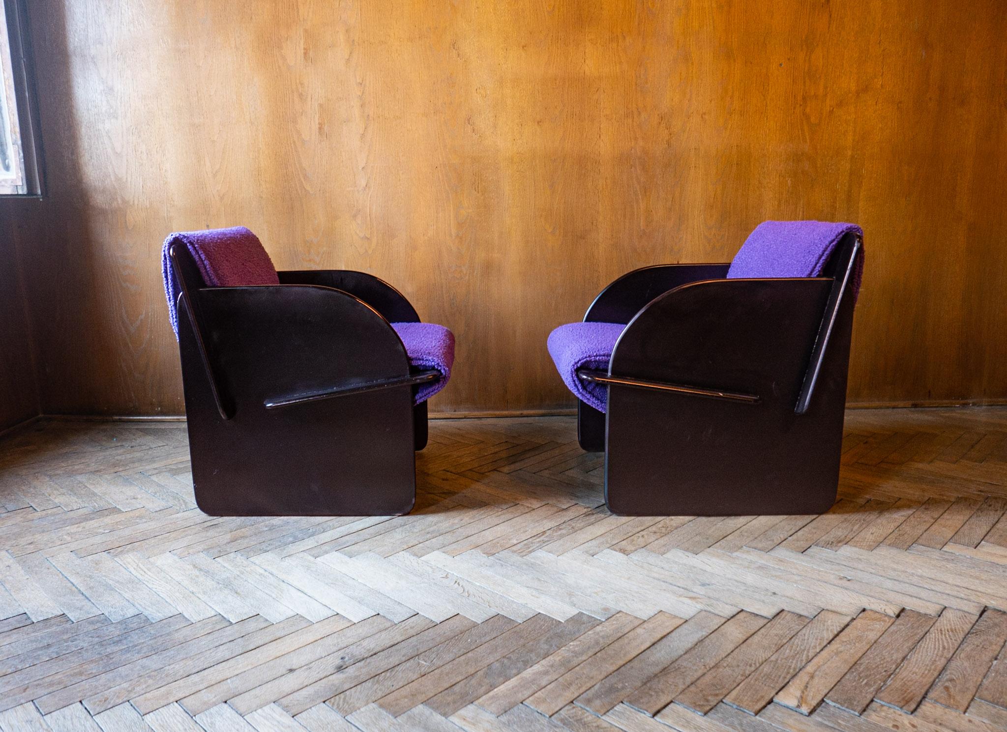 Mid-century Modern space age purple bouclé chairs, Italy 1970s.

This pair of Italian black armchairs with purple bouclé from the 1970s is made of black varnished wood and upholstered in purple bouclé fabric. The particularity of the armchairs are